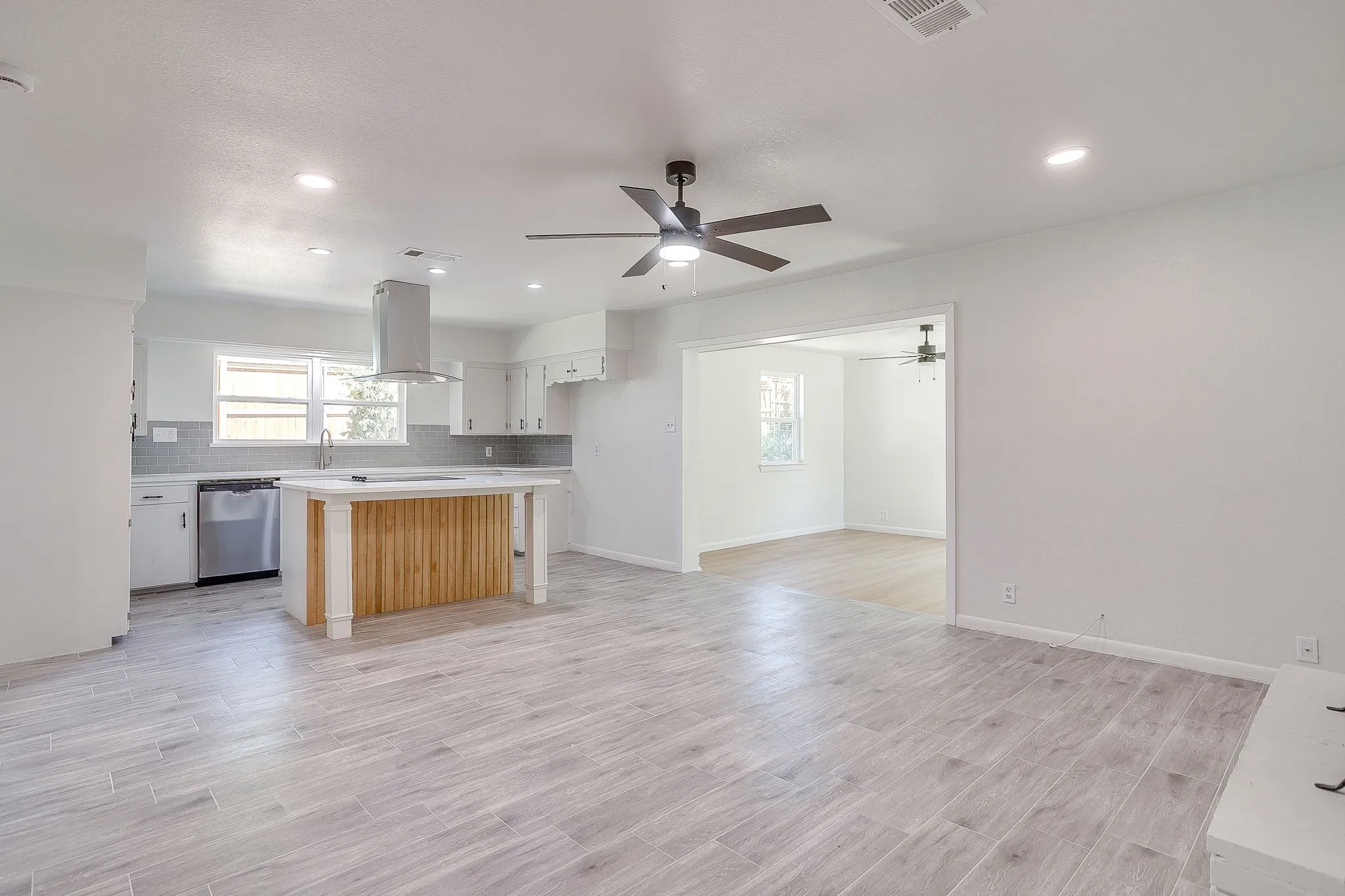 Single Family Residence For Sale in Tarrant County , 3205 Cortez Drive, Fort Worth, Texas 76116, 3 Bedroom, 2 Bathroom, 2 Garage spaces, 1,640 Sqft, built in 1958, mls#21405110, Real Estate Agent in Fort Worth, Homes For Sale in Tarrant county, Homes For Sale in Fort Worth, Realtor in Fort Worth Texas, Real Estate Brokerage Independent Realty Texas, Luminita Cordes Realtor