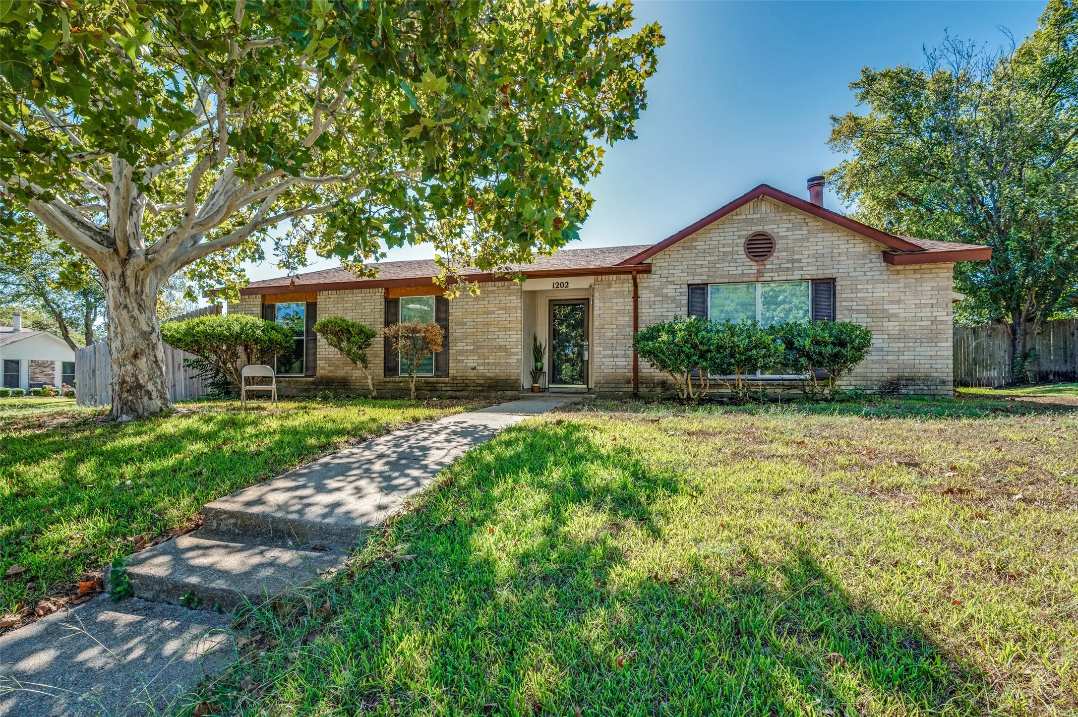 Single Family Residence For Sale in Dallas County , 1202 Canyon Oaks Drive, Lancaster, Texas 75146, 5 Bedroom, 2 Bathroom, Garage spaces, 2,025 Sqft, built in 1979, mls#21406151, Real Estate Agent in Lancaster, Homes For Sale in Dallas county, Homes For Sale in Lancaster, Realtor in Lancaster Texas, Real Estate Brokerage Independent Realty Texas, Luminita Cordes Realtor