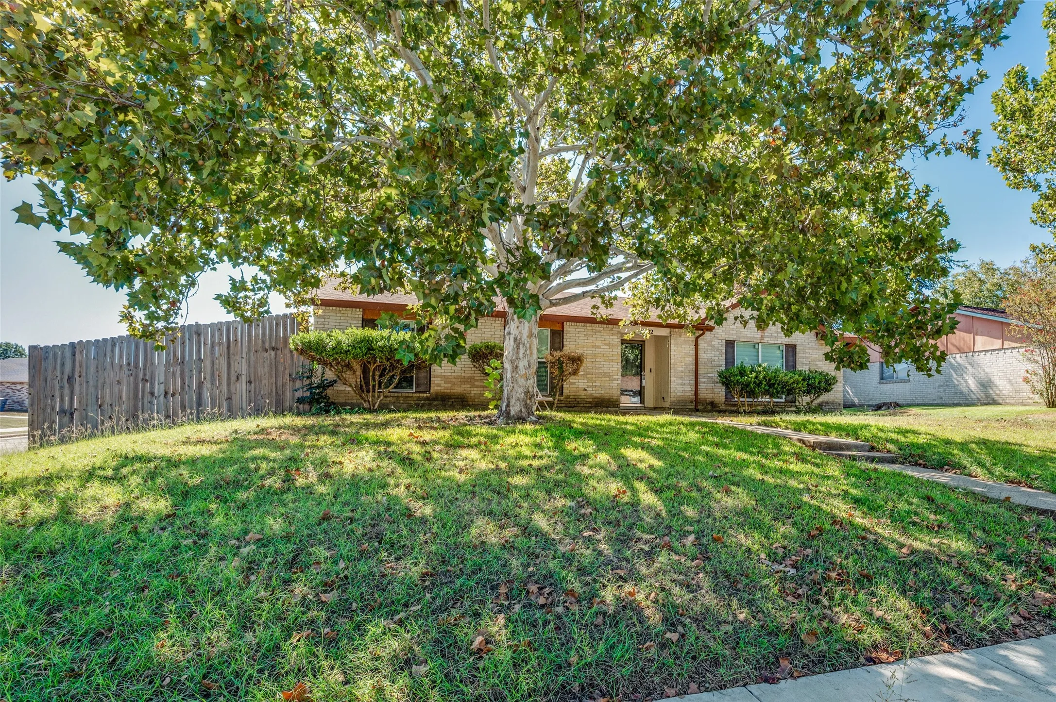 Single Family Residence For Sale in Dallas County , 1202 Canyon Oaks Drive, Lancaster, Texas 75146, 5 Bedroom, 2 Bathroom, Garage spaces, 2,025 Sqft, built in 1979, mls#21406151, Real Estate Agent in Lancaster, Homes For Sale in Dallas county, Homes For Sale in Lancaster, Realtor in Lancaster Texas, Real Estate Brokerage Independent Realty Texas, Luminita Cordes Realtor