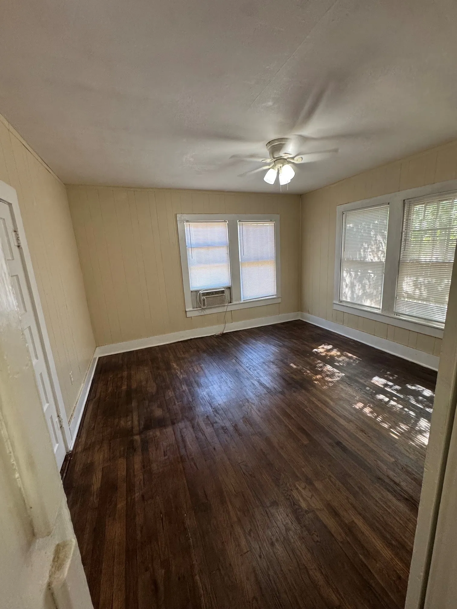 Single Family Residence For Sale in Taylor County , 925 Peach Street, Abilene, Texas 79602, 2 Bedroom, 1 Bathroom, Garage spaces, 776 Sqft, built in 1952, mls#21406244, Real Estate Agent in Abilene, Homes For Sale in Taylor county, Homes For Sale in Abilene, Realtor in Abilene Texas, Real Estate Brokerage Independent Realty Texas, Luminita Cordes Realtor
