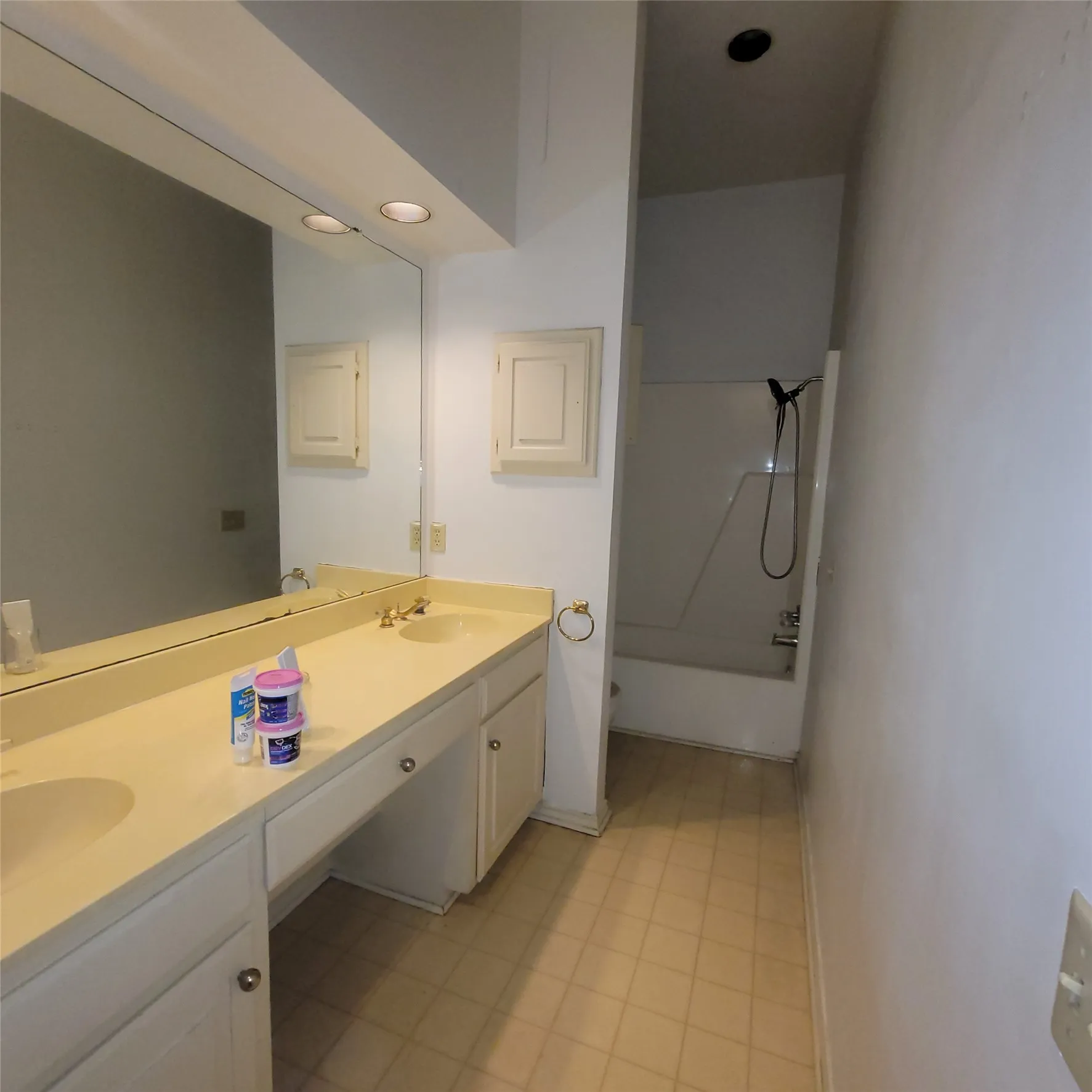 Apartment For Rent in Ellis County , 212 W Knox Street 2, Ennis, Texas 75119, 1 Bedroom, 1 Bathroom, Garage spaces, 1,000 Sqft, built in 1920, mls#21406248, Real Estate Agent in Ennis, Homes For Rent in Ellis county, Homes For Rent in Ennis, Realtor in Ennis Texas, Real Estate Brokerage Independent Realty Texas, Luminita Cordes Realtor