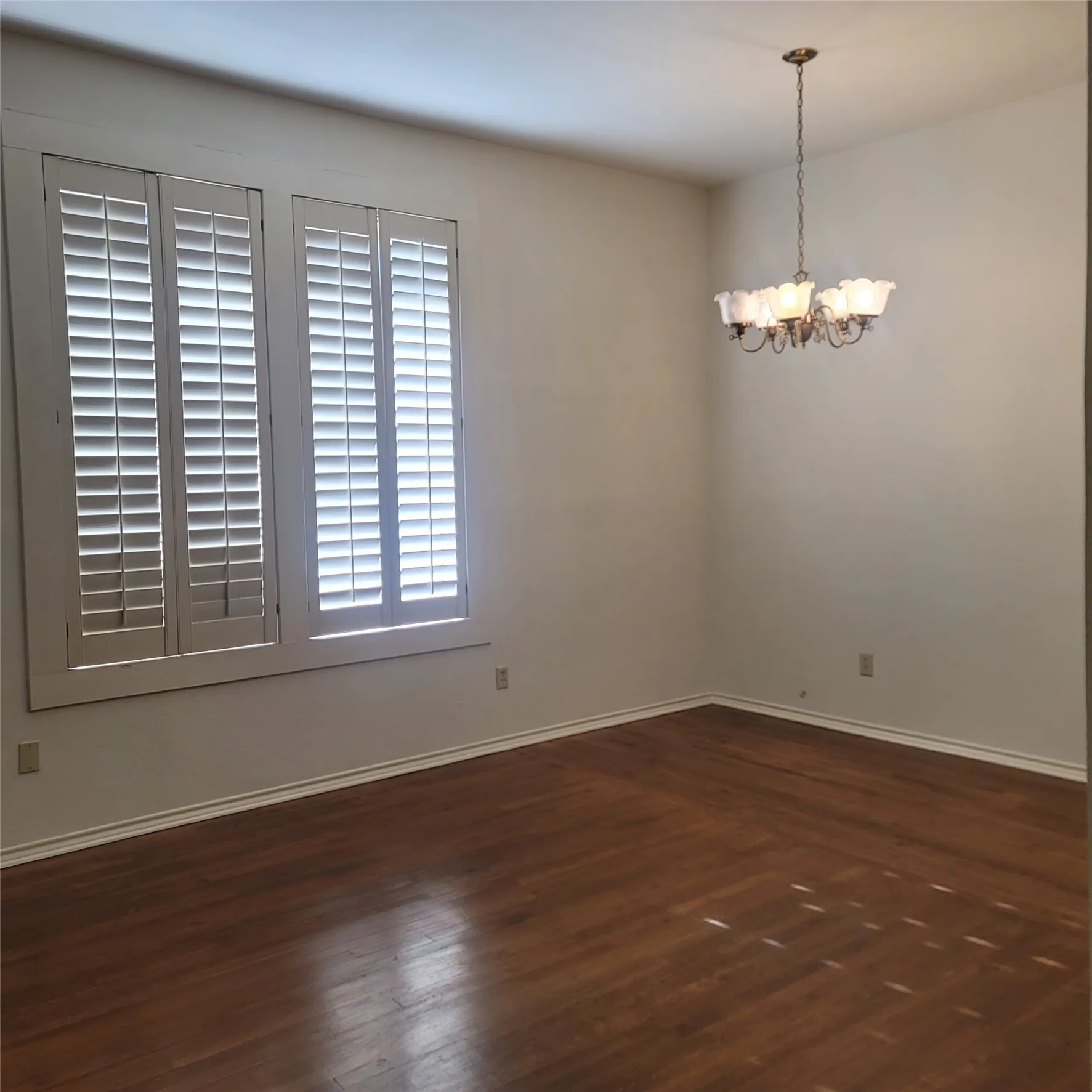 Apartment For Rent in Ellis County , 212 W Knox Street 2, Ennis, Texas 75119, 1 Bedroom, 1 Bathroom, Garage spaces, 1,000 Sqft, built in 1920, mls#21406248, Real Estate Agent in Ennis, Homes For Rent in Ellis county, Homes For Rent in Ennis, Realtor in Ennis Texas, Real Estate Brokerage Independent Realty Texas, Luminita Cordes Realtor