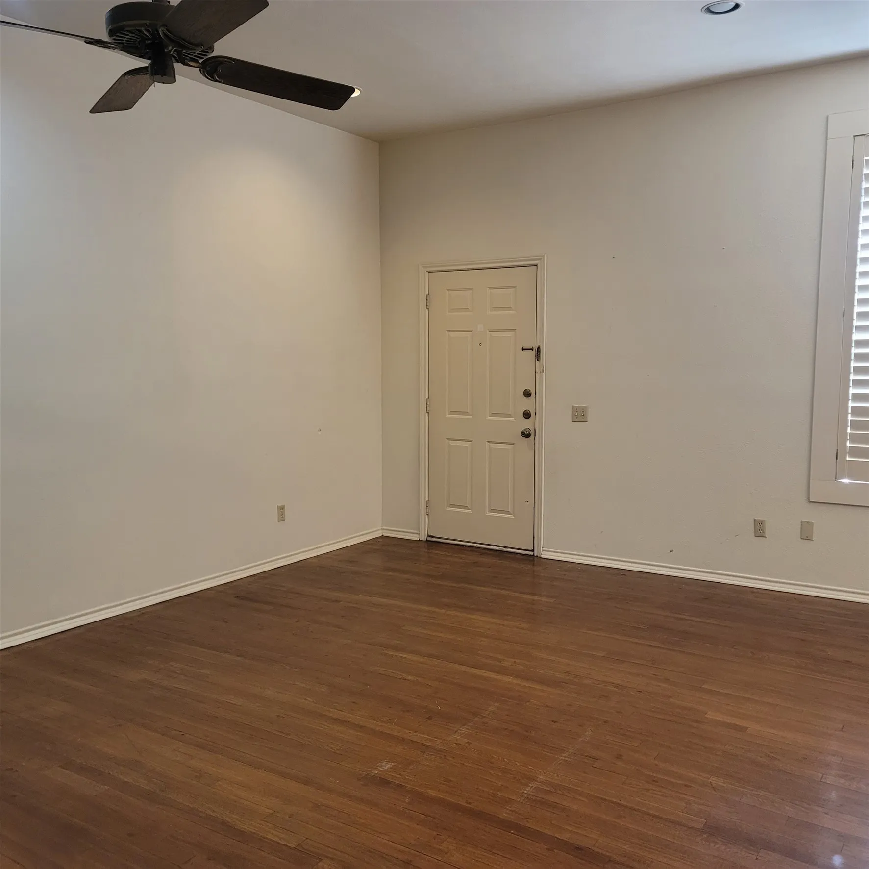 Apartment For Rent in Ellis County , 212 W Knox Street 2, Ennis, Texas 75119, 1 Bedroom, 1 Bathroom, Garage spaces, 1,000 Sqft, built in 1920, mls#21406248, Real Estate Agent in Ennis, Homes For Rent in Ellis county, Homes For Rent in Ennis, Realtor in Ennis Texas, Real Estate Brokerage Independent Realty Texas, Luminita Cordes Realtor