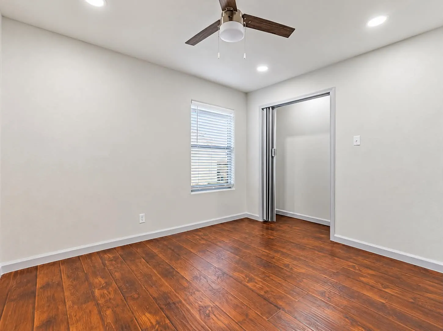 Single Family Residence For Sale in Dallas County , 1207 E Russell Avenue, Carrollton, Texas 75006, 3 Bedroom, 2 Bathroom, Garage spaces, 2,096 Sqft, built in 1954, mls#21406254, Real Estate Agent in Carrollton, Homes For Sale in Dallas county, Homes For Sale in Carrollton, Realtor in Carrollton Texas, Real Estate Brokerage Independent Realty Texas, Luminita Cordes Realtor
