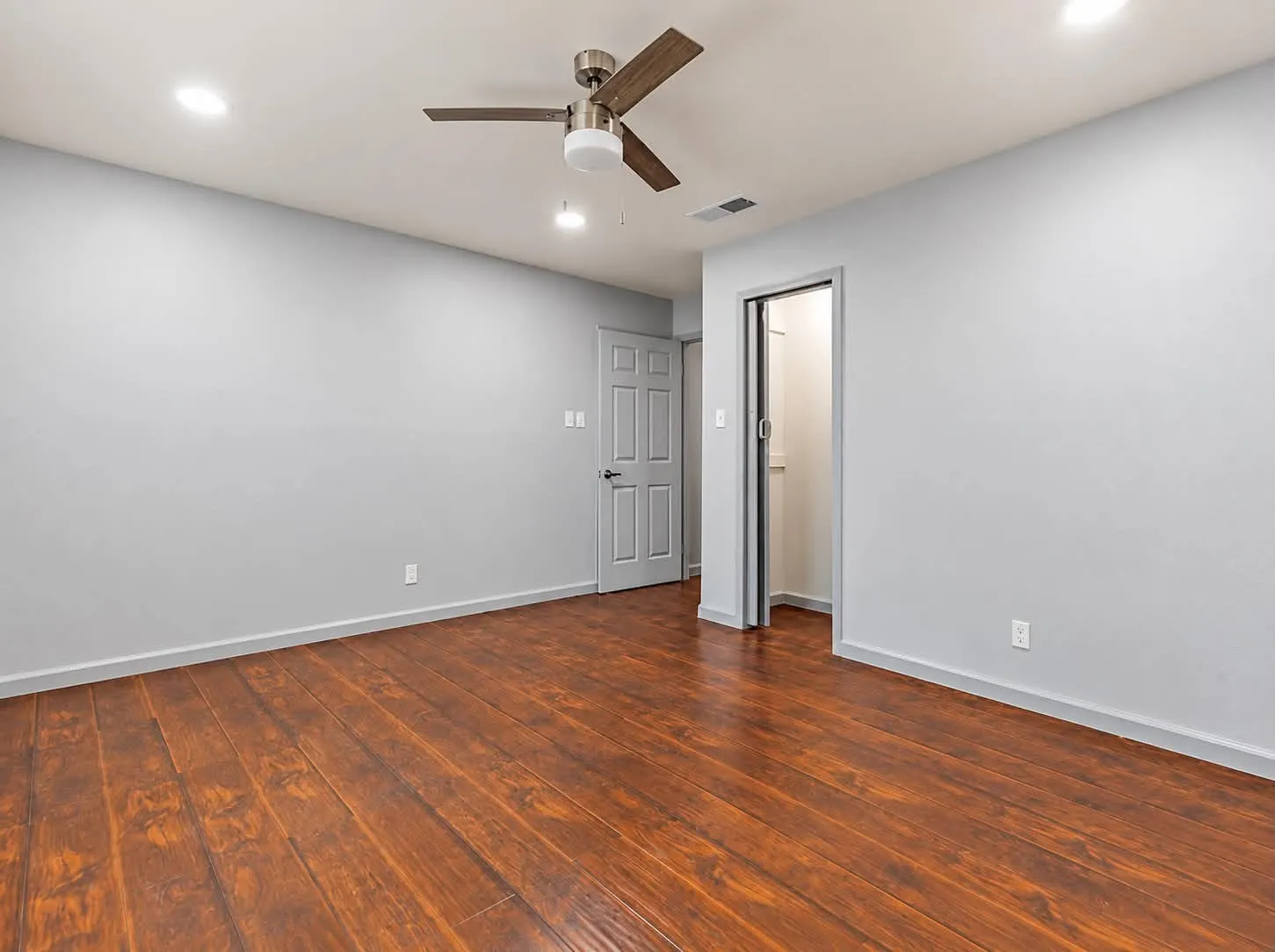 Single Family Residence For Sale in Dallas County , 1207 E Russell Avenue, Carrollton, Texas 75006, 3 Bedroom, 2 Bathroom, Garage spaces, 2,096 Sqft, built in 1954, mls#21406254, Real Estate Agent in Carrollton, Homes For Sale in Dallas county, Homes For Sale in Carrollton, Realtor in Carrollton Texas, Real Estate Brokerage Independent Realty Texas, Luminita Cordes Realtor