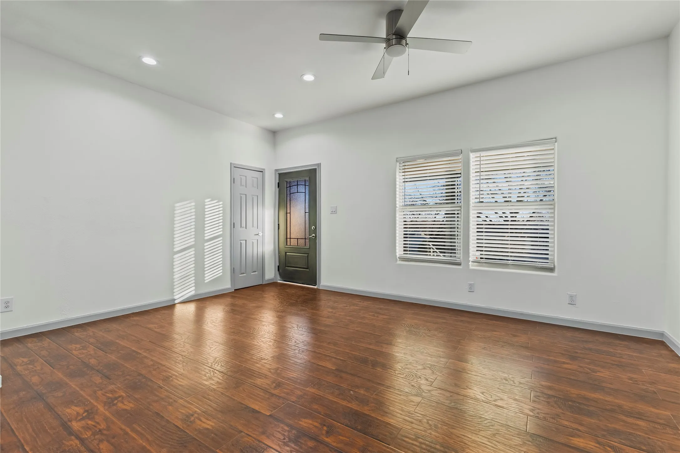 Single Family Residence For Sale in Dallas County , 1207 E Russell Avenue, Carrollton, Texas 75006, 3 Bedroom, 2 Bathroom, Garage spaces, 2,096 Sqft, built in 1954, mls#21406254, Real Estate Agent in Carrollton, Homes For Sale in Dallas county, Homes For Sale in Carrollton, Realtor in Carrollton Texas, Real Estate Brokerage Independent Realty Texas, Luminita Cordes Realtor
