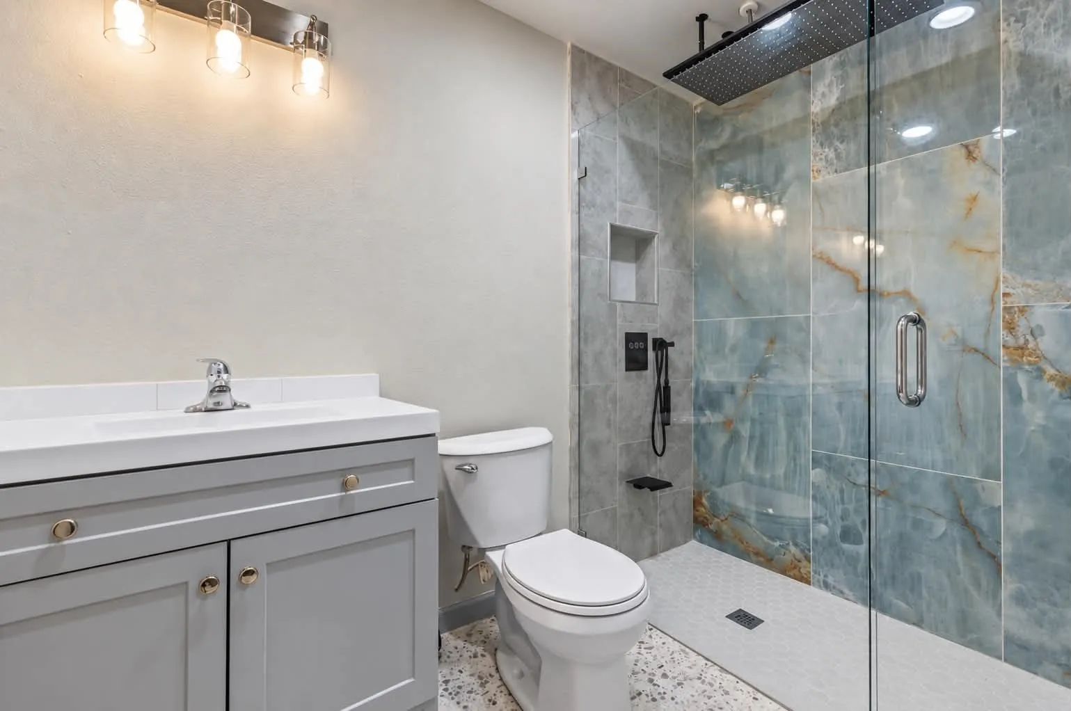 Single Family Residence For Sale in Dallas County , 1207 E Russell Avenue, Carrollton, Texas 75006, 3 Bedroom, 2 Bathroom, Garage spaces, 2,096 Sqft, built in 1954, mls#21406254, Real Estate Agent in Carrollton, Homes For Sale in Dallas county, Homes For Sale in Carrollton, Realtor in Carrollton Texas, Real Estate Brokerage Independent Realty Texas, Luminita Cordes Realtor