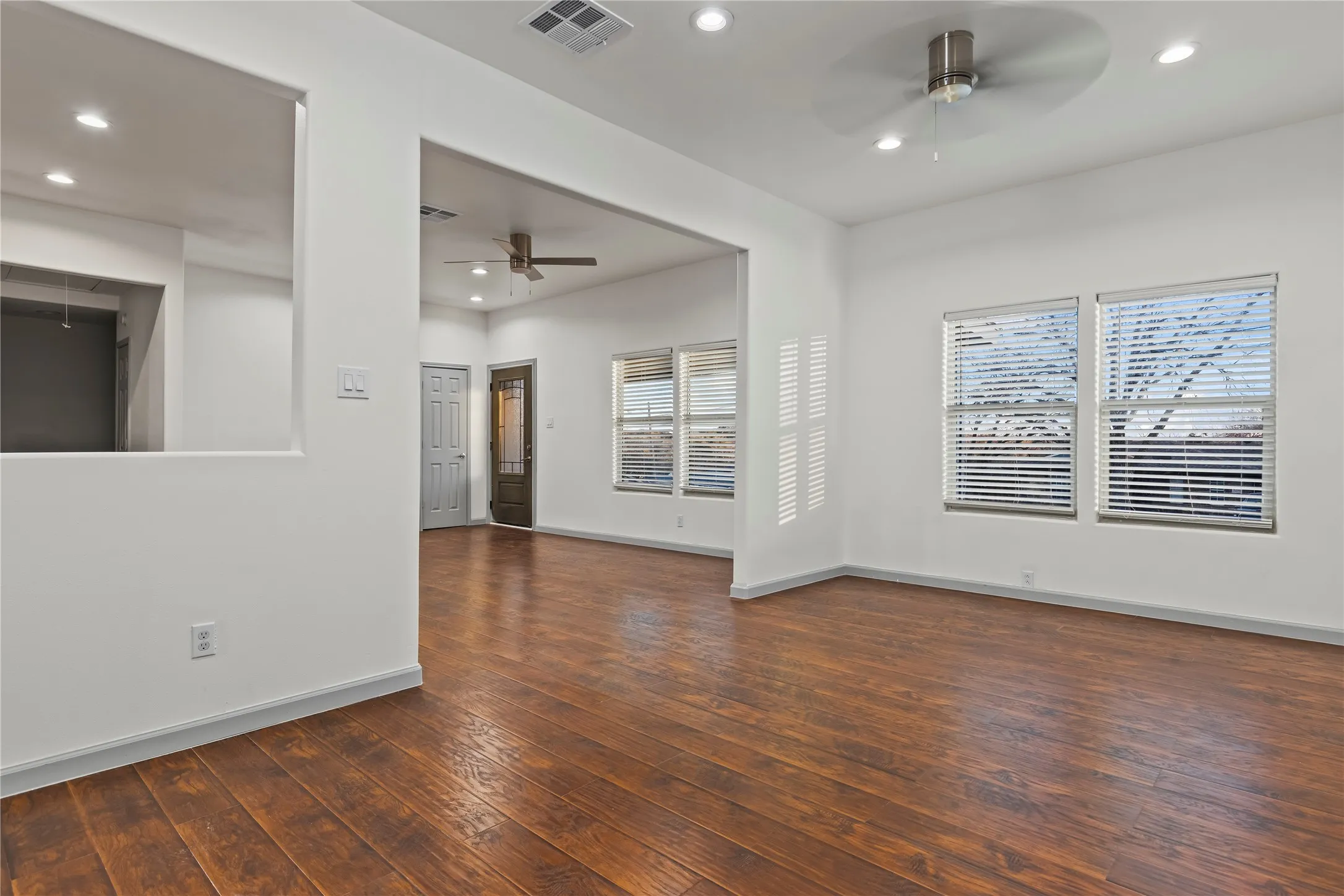 Single Family Residence For Sale in Dallas County , 1207 E Russell Avenue, Carrollton, Texas 75006, 3 Bedroom, 2 Bathroom, Garage spaces, 2,096 Sqft, built in 1954, mls#21406254, Real Estate Agent in Carrollton, Homes For Sale in Dallas county, Homes For Sale in Carrollton, Realtor in Carrollton Texas, Real Estate Brokerage Independent Realty Texas, Luminita Cordes Realtor