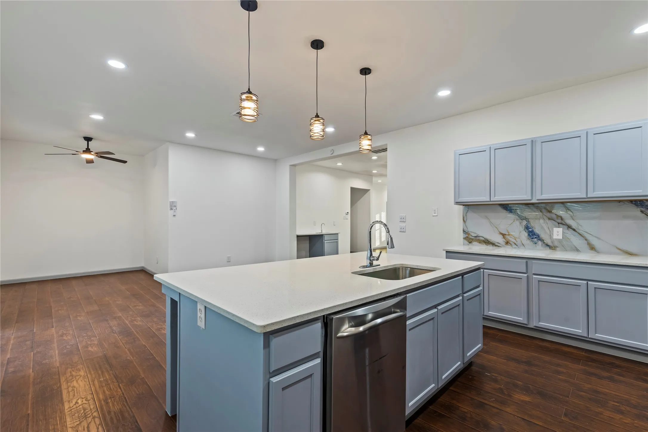 Single Family Residence For Sale in Dallas County , 1207 E Russell Avenue, Carrollton, Texas 75006, 3 Bedroom, 2 Bathroom, Garage spaces, 2,096 Sqft, built in 1954, mls#21406254, Real Estate Agent in Carrollton, Homes For Sale in Dallas county, Homes For Sale in Carrollton, Realtor in Carrollton Texas, Real Estate Brokerage Independent Realty Texas, Luminita Cordes Realtor