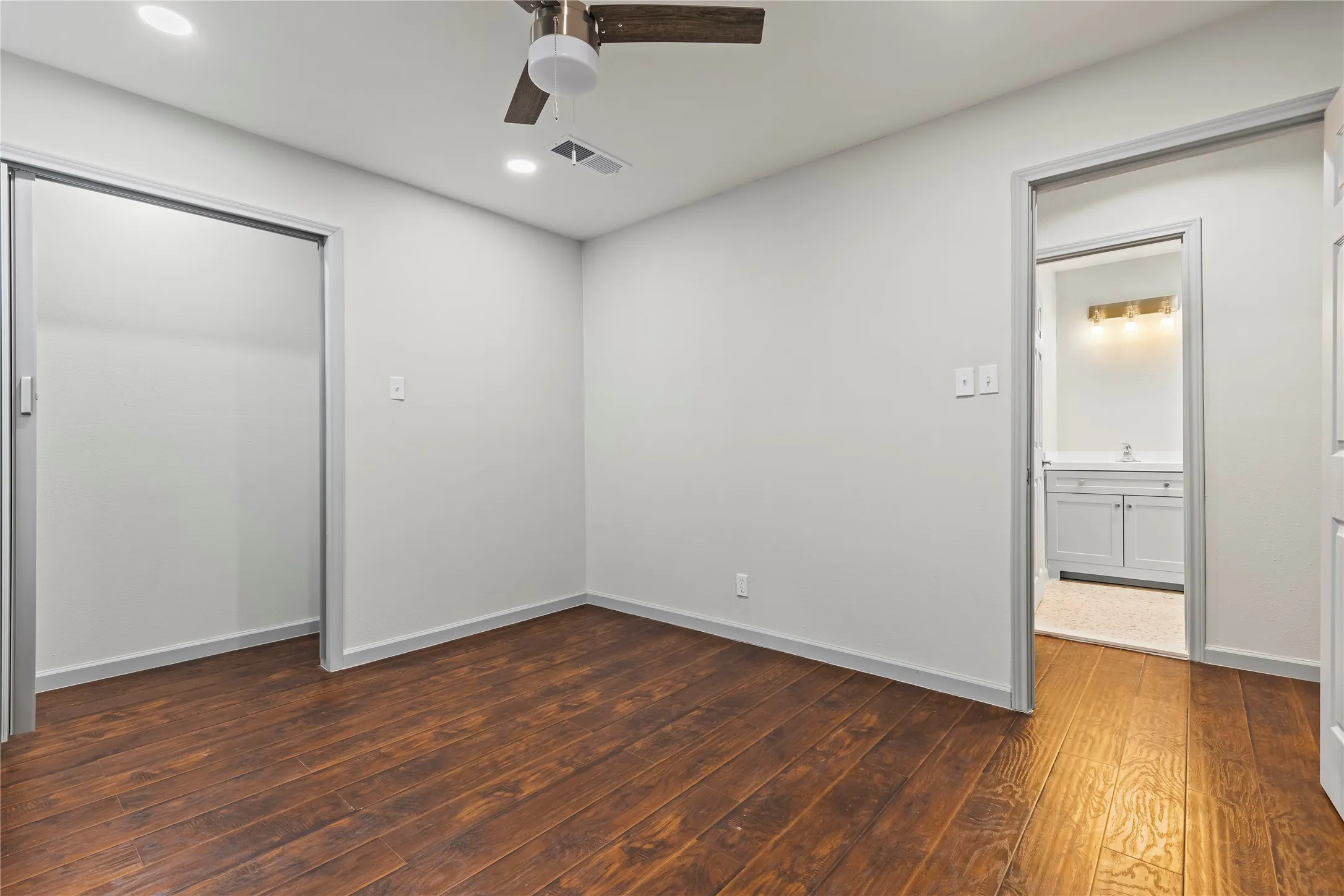 Single Family Residence For Sale in Dallas County , 1207 E Russell Avenue, Carrollton, Texas 75006, 3 Bedroom, 2 Bathroom, Garage spaces, 2,096 Sqft, built in 1954, mls#21406254, Real Estate Agent in Carrollton, Homes For Sale in Dallas county, Homes For Sale in Carrollton, Realtor in Carrollton Texas, Real Estate Brokerage Independent Realty Texas, Luminita Cordes Realtor