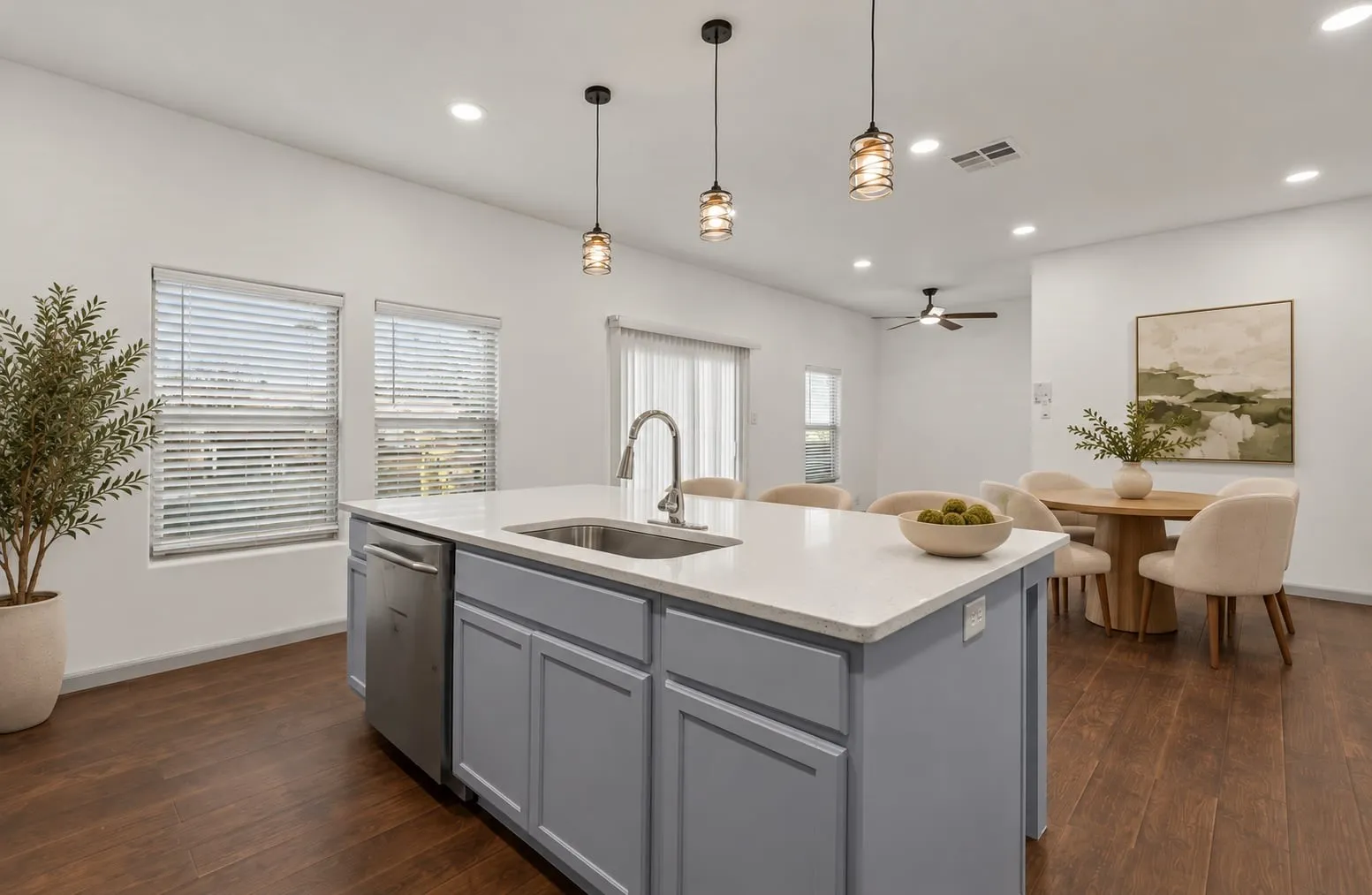 Single Family Residence For Sale in Dallas County , 1207 E Russell Avenue, Carrollton, Texas 75006, 3 Bedroom, 2 Bathroom, Garage spaces, 2,096 Sqft, built in 1954, mls#21406254, Real Estate Agent in Carrollton, Homes For Sale in Dallas county, Homes For Sale in Carrollton, Realtor in Carrollton Texas, Real Estate Brokerage Independent Realty Texas, Luminita Cordes Realtor