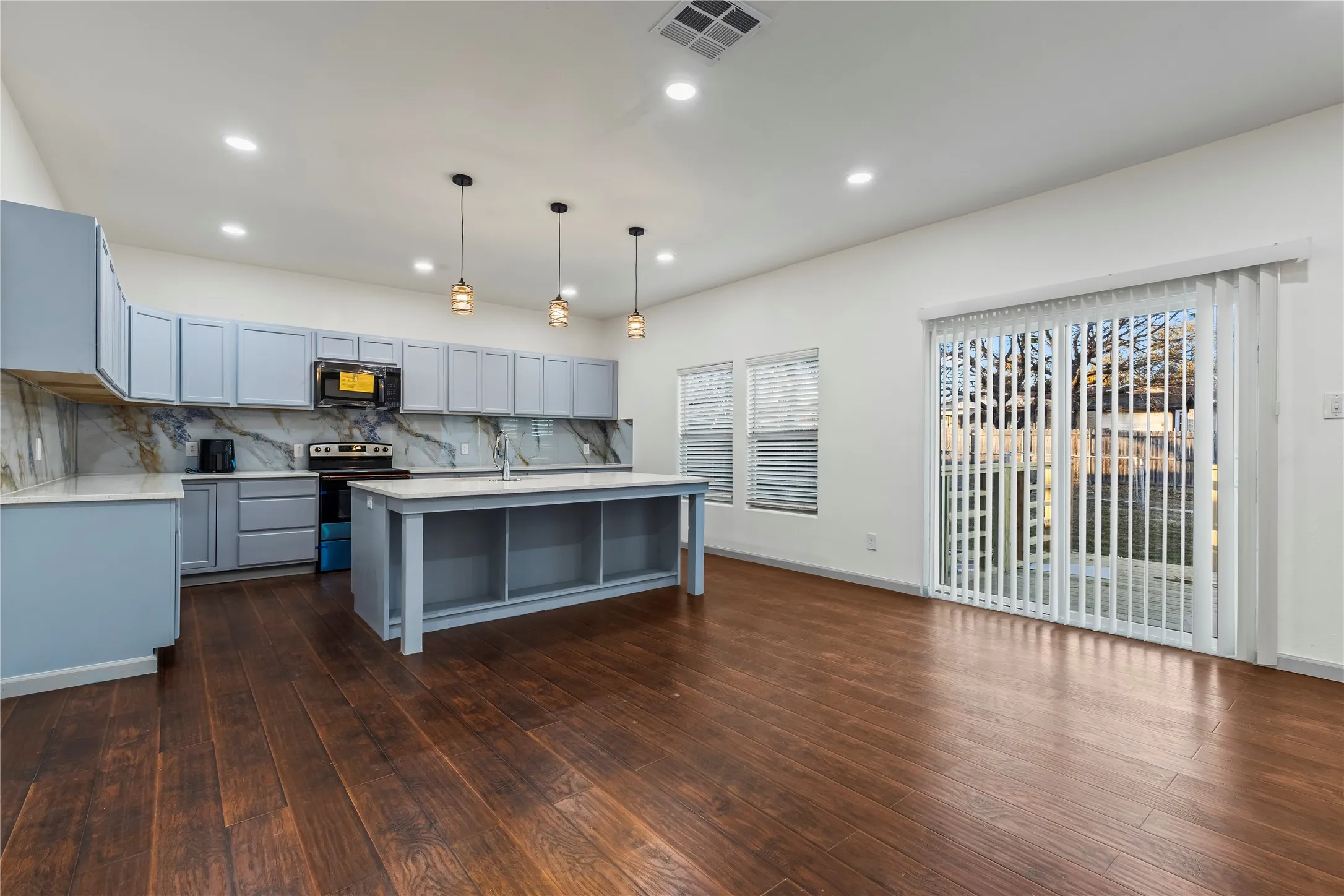Single Family Residence For Sale in Dallas County , 1207 E Russell Avenue, Carrollton, Texas 75006, 3 Bedroom, 2 Bathroom, Garage spaces, 2,096 Sqft, built in 1954, mls#21406254, Real Estate Agent in Carrollton, Homes For Sale in Dallas county, Homes For Sale in Carrollton, Realtor in Carrollton Texas, Real Estate Brokerage Independent Realty Texas, Luminita Cordes Realtor