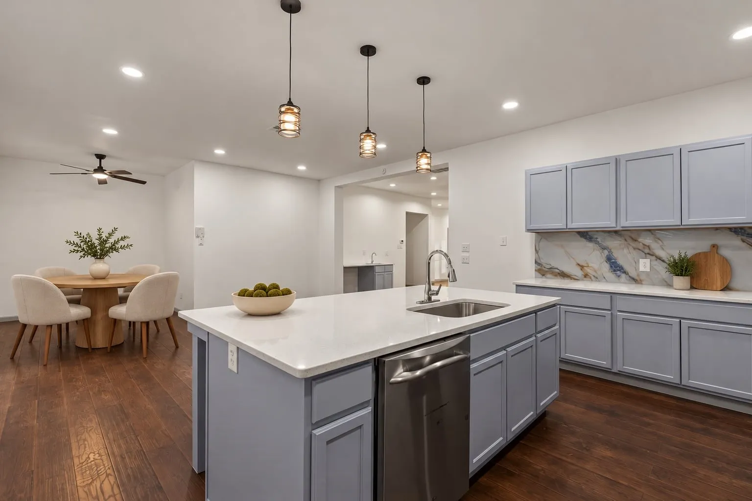 Single Family Residence For Sale in Dallas County , 1207 E Russell Avenue, Carrollton, Texas 75006, 3 Bedroom, 2 Bathroom, Garage spaces, 2,096 Sqft, built in 1954, mls#21406254, Real Estate Agent in Carrollton, Homes For Sale in Dallas county, Homes For Sale in Carrollton, Realtor in Carrollton Texas, Real Estate Brokerage Independent Realty Texas, Luminita Cordes Realtor