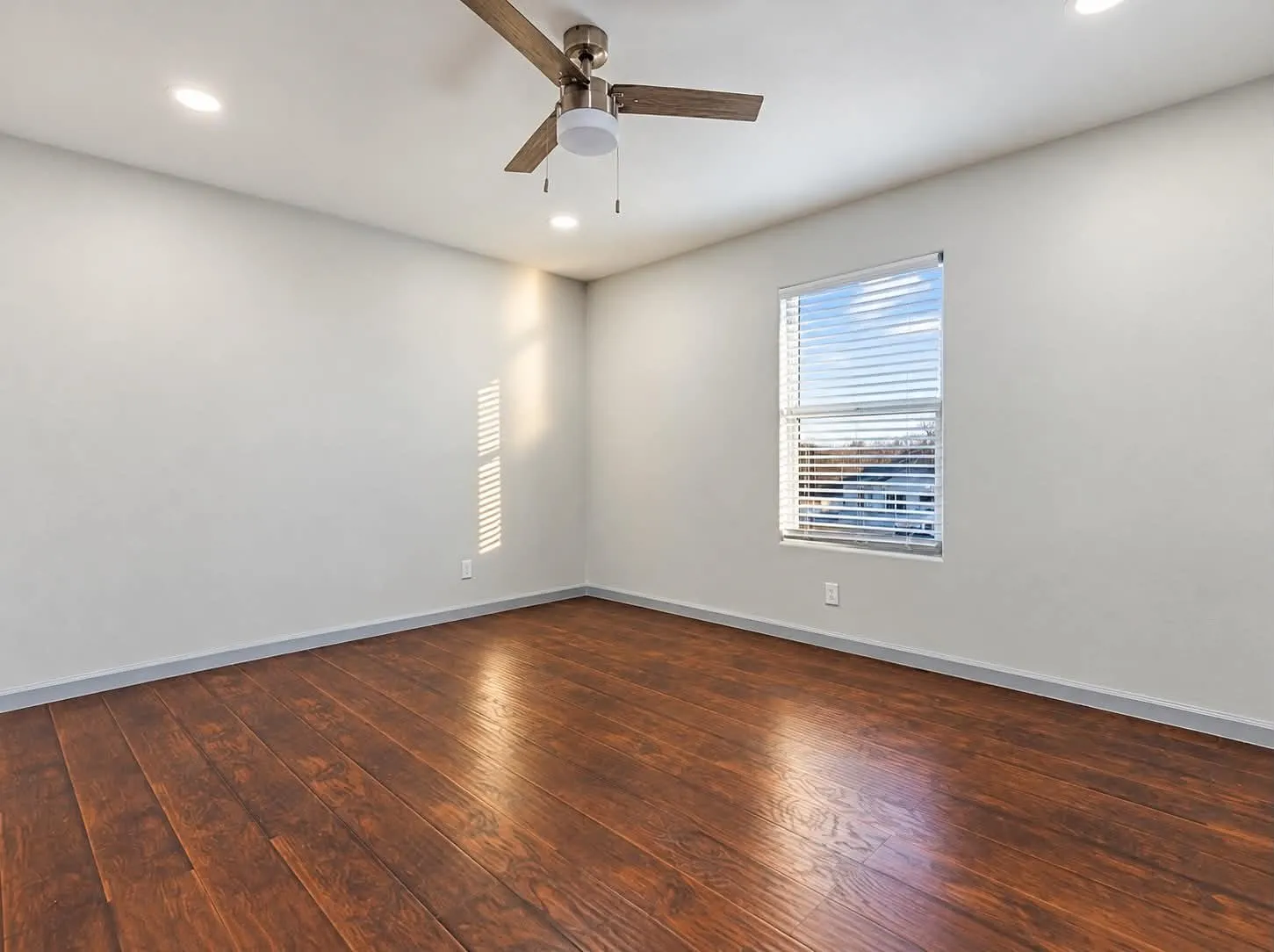 Single Family Residence For Sale in Dallas County , 1207 E Russell Avenue, Carrollton, Texas 75006, 3 Bedroom, 2 Bathroom, Garage spaces, 2,096 Sqft, built in 1954, mls#21406254, Real Estate Agent in Carrollton, Homes For Sale in Dallas county, Homes For Sale in Carrollton, Realtor in Carrollton Texas, Real Estate Brokerage Independent Realty Texas, Luminita Cordes Realtor