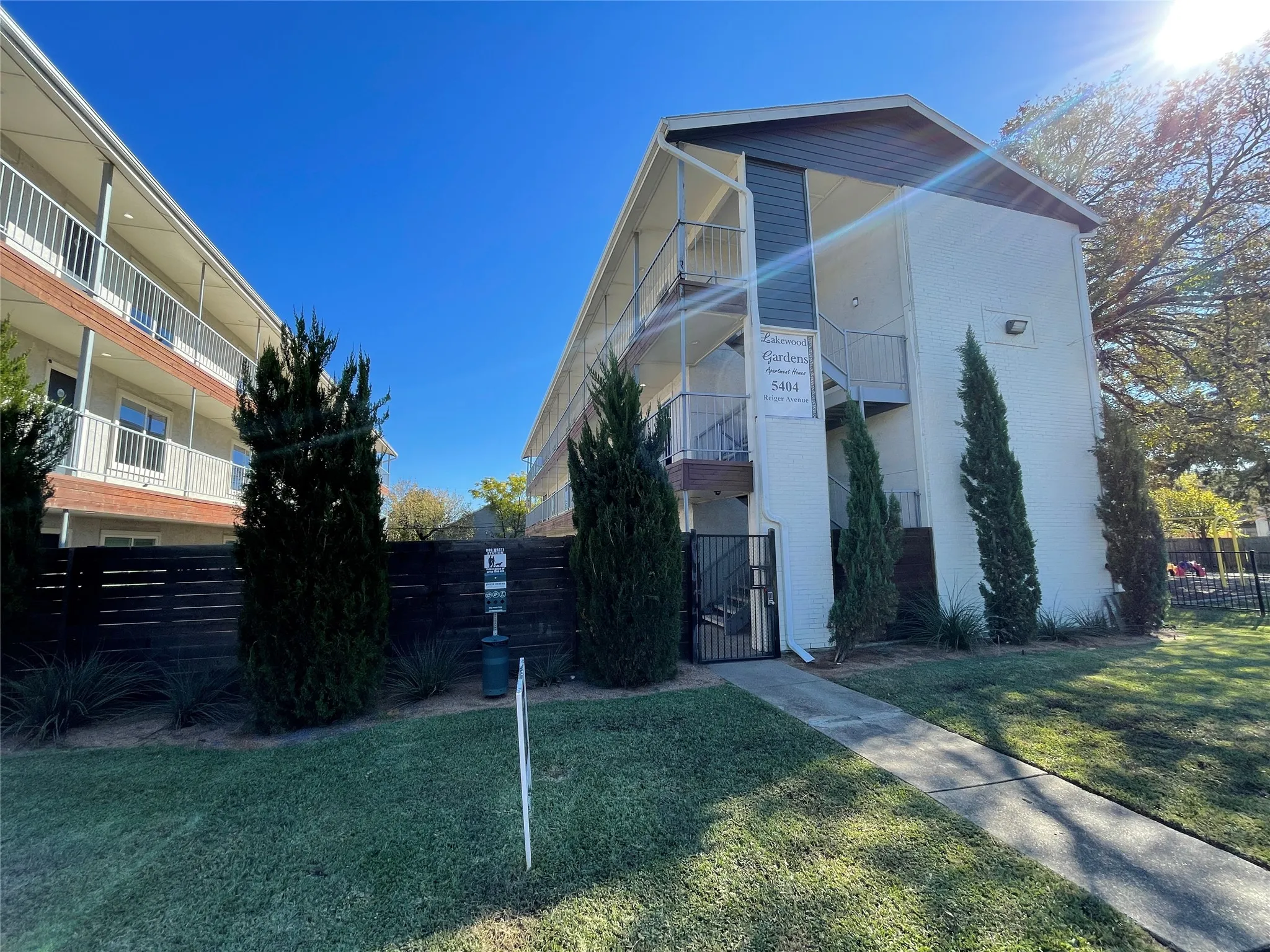Apartment For Rent in Dallas County , 5404 Reiger Avenue 301, Dallas, Texas 75214, 3 Bedroom, 2 Bathroom, Garage spaces, 1,093 Sqft, built in 1986, mls#21406253, Real Estate Agent in Dallas, Homes For Rent in Dallas county, Homes For Rent in Dallas, Realtor in Dallas Texas, Real Estate Brokerage Independent Realty Texas, Luminita Cordes Realtor