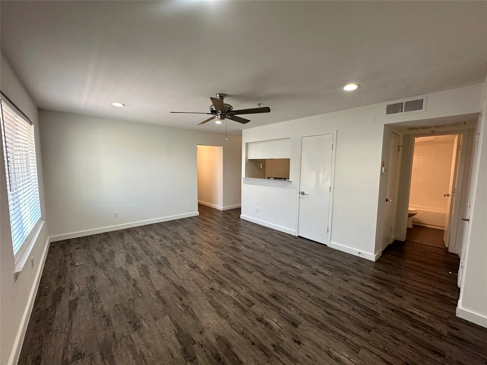 Apartment For Rent in Dallas County , 5404 Reiger Avenue 301, Dallas, Texas 75214, 3 Bedroom, 2 Bathroom, Garage spaces, 1,093 Sqft, built in 1986, mls#21406253, Real Estate Agent in Dallas, Homes For Rent in Dallas county, Homes For Rent in Dallas, Realtor in Dallas Texas, Real Estate Brokerage Independent Realty Texas, Luminita Cordes Realtor