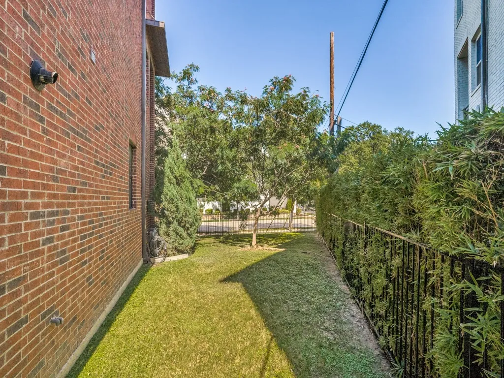 Townhouse For Sale in Tarrant County , 2901 Wingate Street, Fort Worth, Texas 76107, 3 Bedroom, 4 Bathroom, 2 Garage spaces, 2,536 Sqft, built in 2016, mls#21403318, Real Estate Agent in Fort Worth, Homes For Sale in Tarrant county, Homes For Sale in Fort Worth, Realtor in Fort Worth Texas, Real Estate Brokerage Independent Realty Texas, Luminita Cordes Realtor