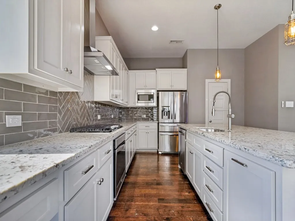 Townhouse For Sale in Tarrant County , 2901 Wingate Street, Fort Worth, Texas 76107, 3 Bedroom, 4 Bathroom, 2 Garage spaces, 2,536 Sqft, built in 2016, mls#21403318, Real Estate Agent in Fort Worth, Homes For Sale in Tarrant county, Homes For Sale in Fort Worth, Realtor in Fort Worth Texas, Real Estate Brokerage Independent Realty Texas, Luminita Cordes Realtor