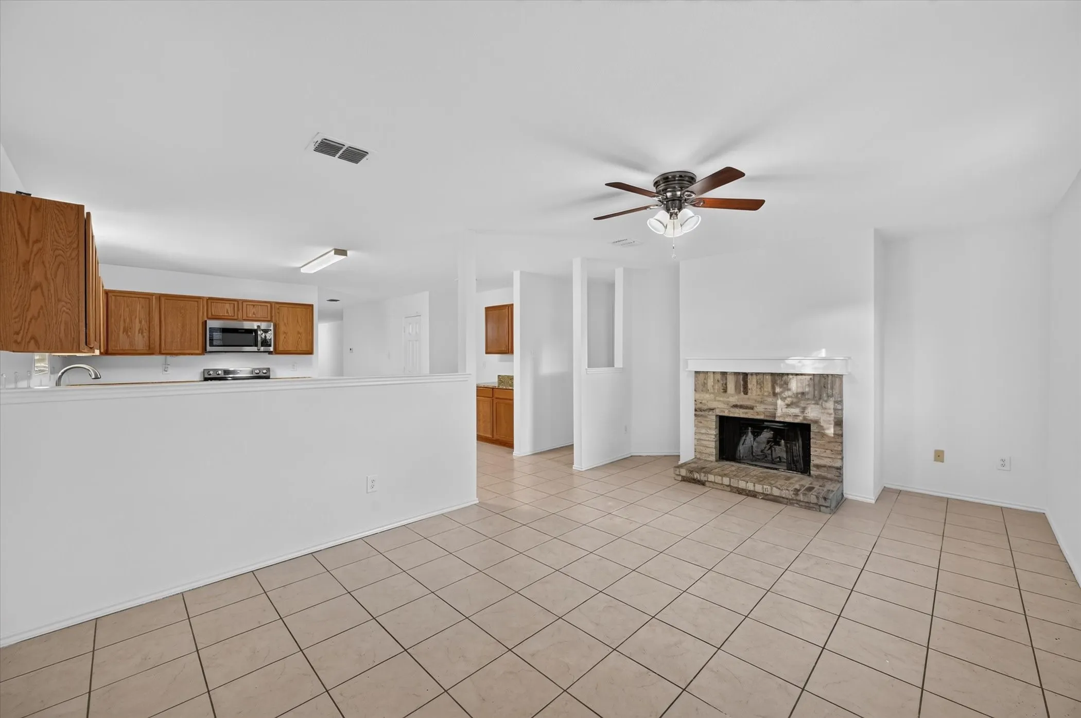 Single Family Residence For Sale in Tarrant County , 8417 Redheart Street, Arlington, Texas 76002, 4 Bedroom, 2 Bathroom, 2 Garage spaces, 2,105 Sqft, built in 2004, mls#21403770, Real Estate Agent in Arlington, Homes For Sale in Tarrant county, Homes For Sale in Arlington, Realtor in Arlington Texas, Real Estate Brokerage Independent Realty Texas, Luminita Cordes Realtor