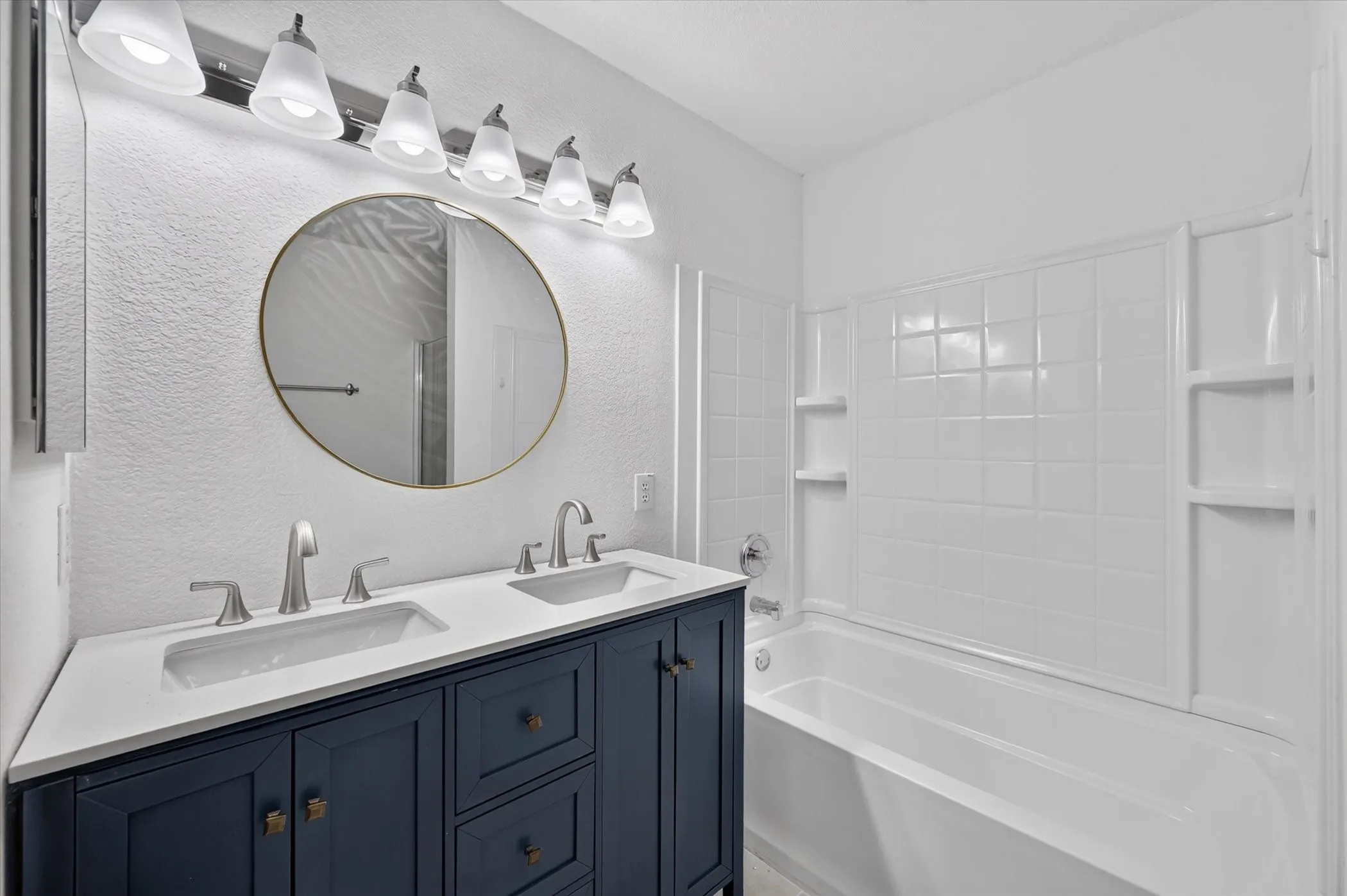 Single Family Residence For Sale in Tarrant County , 8417 Redheart Street, Arlington, Texas 76002, 4 Bedroom, 2 Bathroom, 2 Garage spaces, 2,105 Sqft, built in 2004, mls#21403770, Real Estate Agent in Arlington, Homes For Sale in Tarrant county, Homes For Sale in Arlington, Realtor in Arlington Texas, Real Estate Brokerage Independent Realty Texas, Luminita Cordes Realtor