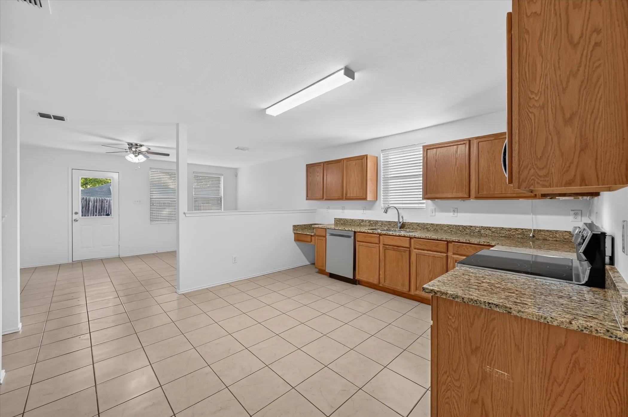 Single Family Residence For Sale in Tarrant County , 8417 Redheart Street, Arlington, Texas 76002, 4 Bedroom, 2 Bathroom, 2 Garage spaces, 2,105 Sqft, built in 2004, mls#21403770, Real Estate Agent in Arlington, Homes For Sale in Tarrant county, Homes For Sale in Arlington, Realtor in Arlington Texas, Real Estate Brokerage Independent Realty Texas, Luminita Cordes Realtor