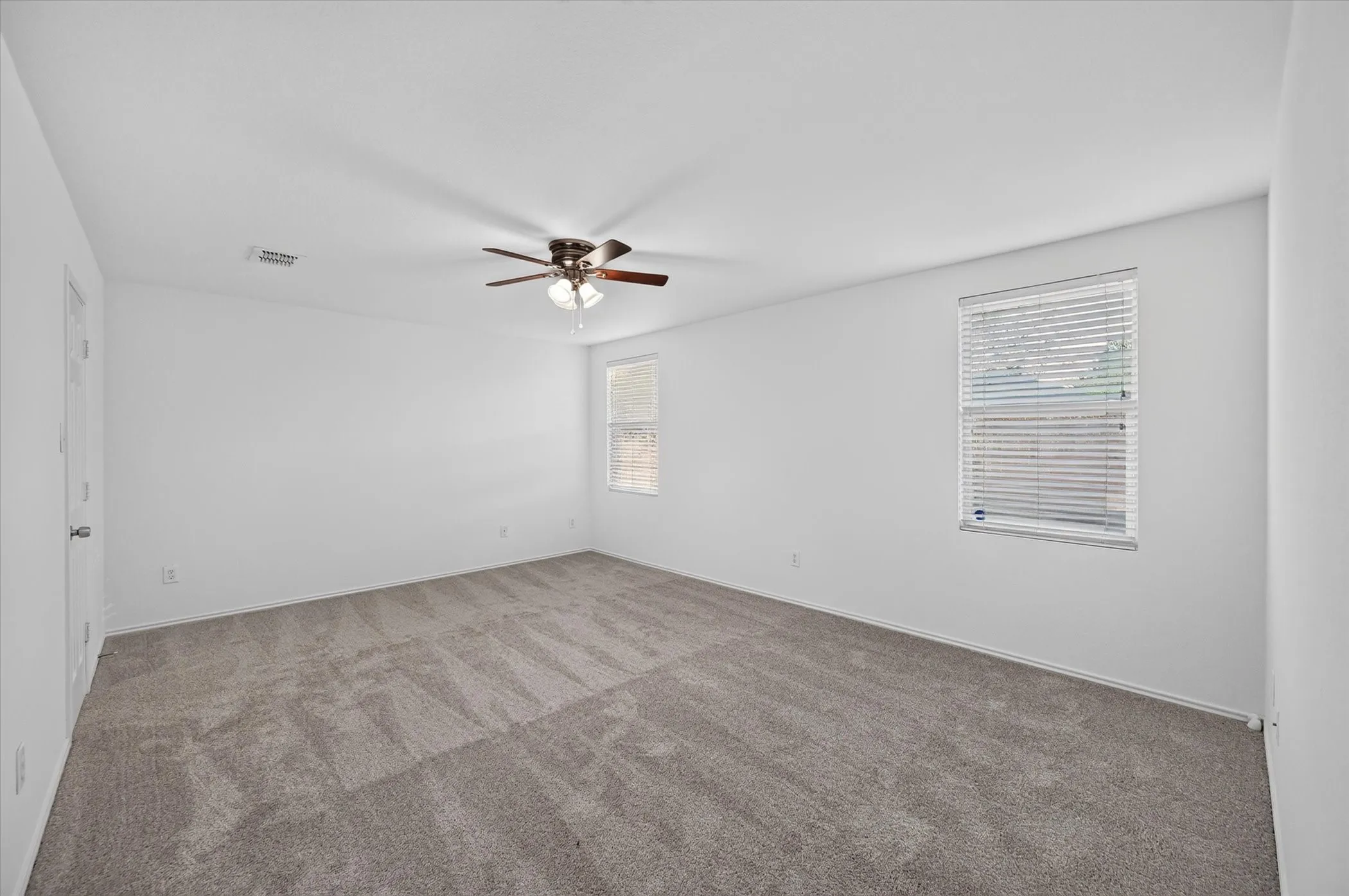 Single Family Residence For Sale in Tarrant County , 8417 Redheart Street, Arlington, Texas 76002, 4 Bedroom, 2 Bathroom, 2 Garage spaces, 2,105 Sqft, built in 2004, mls#21403770, Real Estate Agent in Arlington, Homes For Sale in Tarrant county, Homes For Sale in Arlington, Realtor in Arlington Texas, Real Estate Brokerage Independent Realty Texas, Luminita Cordes Realtor