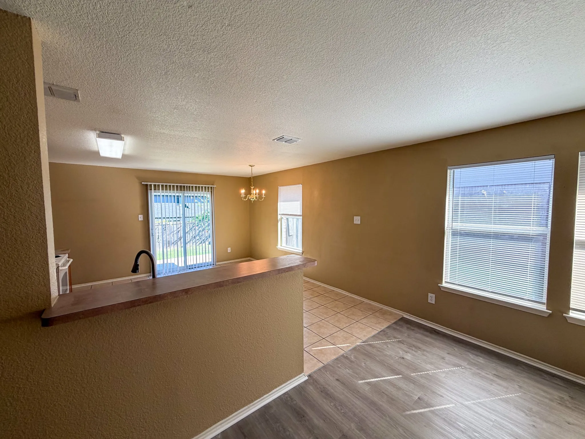 Single Family Residence For Sale in Grayson County , 2111 Southridge Lane, Sherman, Texas 75092, 3 Bedroom, 2 Bathroom, 2 Garage spaces, 1,574 Sqft, built in 2006, mls#21405528, Real Estate Agent in Sherman, Homes For Sale in Grayson county, Homes For Sale in Sherman, Realtor in Sherman Texas, Real Estate Brokerage Independent Realty Texas, Luminita Cordes Realtor