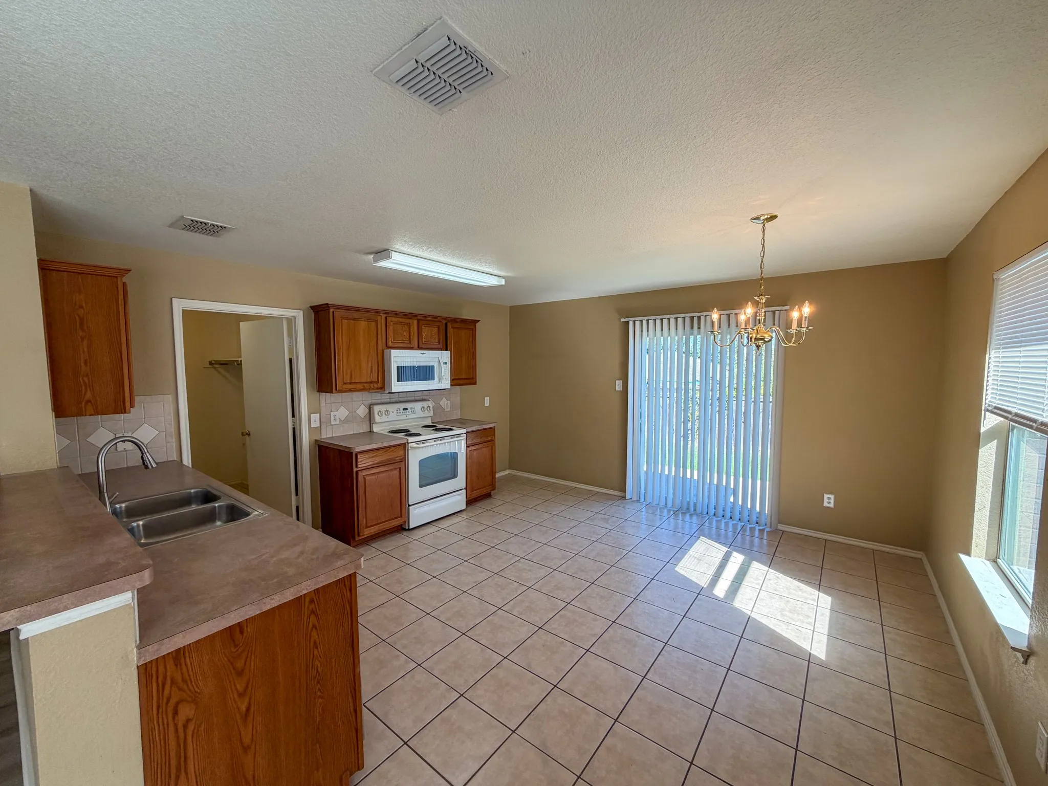 Single Family Residence For Sale in Grayson County , 2111 Southridge Lane, Sherman, Texas 75092, 3 Bedroom, 2 Bathroom, 2 Garage spaces, 1,574 Sqft, built in 2006, mls#21405528, Real Estate Agent in Sherman, Homes For Sale in Grayson county, Homes For Sale in Sherman, Realtor in Sherman Texas, Real Estate Brokerage Independent Realty Texas, Luminita Cordes Realtor