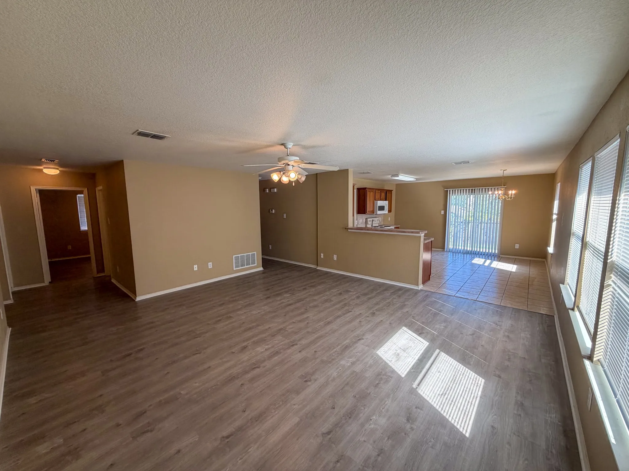 Single Family Residence For Sale in Grayson County , 2111 Southridge Lane, Sherman, Texas 75092, 3 Bedroom, 2 Bathroom, 2 Garage spaces, 1,574 Sqft, built in 2006, mls#21405528, Real Estate Agent in Sherman, Homes For Sale in Grayson county, Homes For Sale in Sherman, Realtor in Sherman Texas, Real Estate Brokerage Independent Realty Texas, Luminita Cordes Realtor