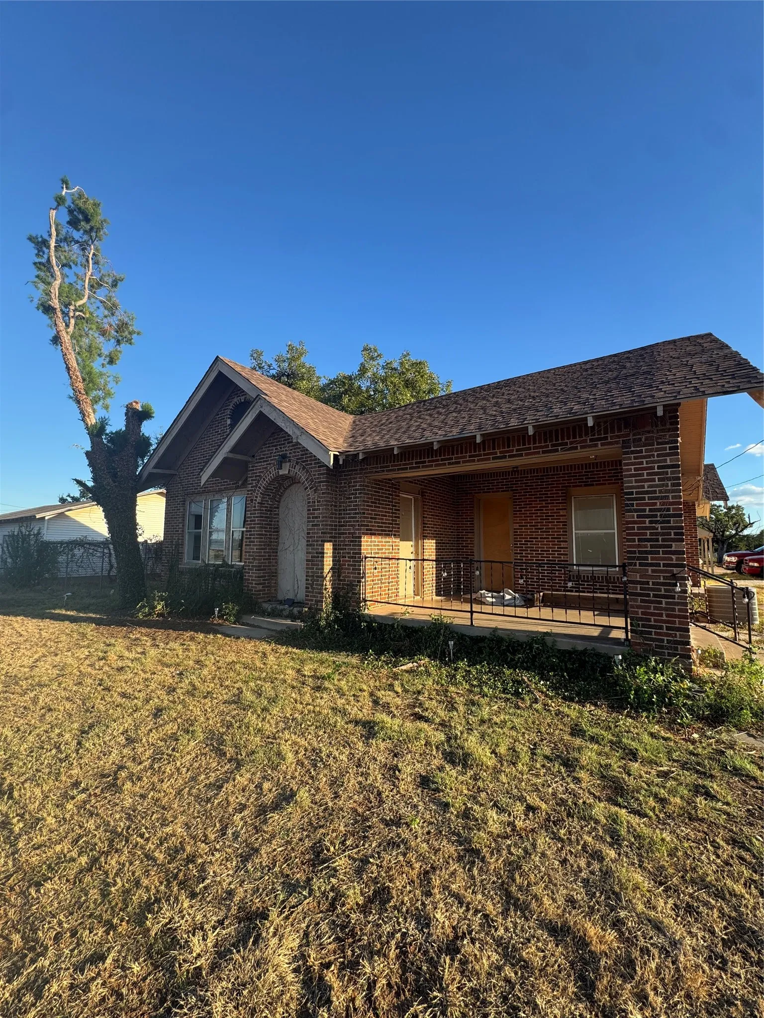 Duplex For Rent in Taylor County , 701 E 11th S A, Abilene, Texas 79603, 1 Bedroom, 1 Bathroom, Garage spaces, 800 Sqft, built in 1935, mls#21406277, Real Estate Agent in Abilene, Homes For Rent in Taylor county, Homes For Rent in Abilene, Realtor in Abilene Texas, Real Estate Brokerage Independent Realty Texas, Luminita Cordes Realtor