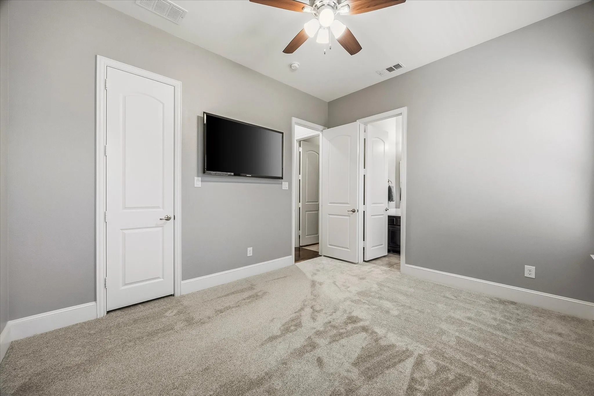 1st Floor bedroom W ensuite bathroom