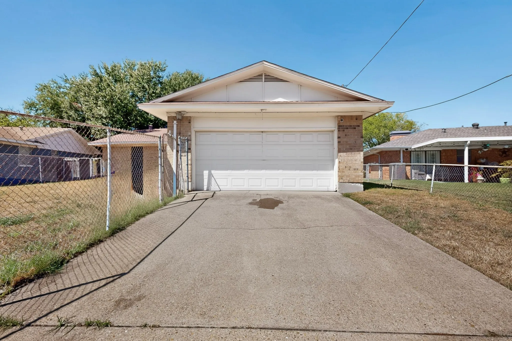 Single Family Residence For Sale in Dallas County , 2718 Mossglen Drive, Dallas, Texas 75227, 3 Bedroom, 2 Bathroom, 2 Garage spaces, 1,751 Sqft, built in 2016, mls#21404522, Real Estate Agent in Dallas, Homes For Sale in Dallas county, Homes For Sale in Dallas, Realtor in Dallas Texas, Real Estate Brokerage Independent Realty Texas, Luminita Cordes Realtor