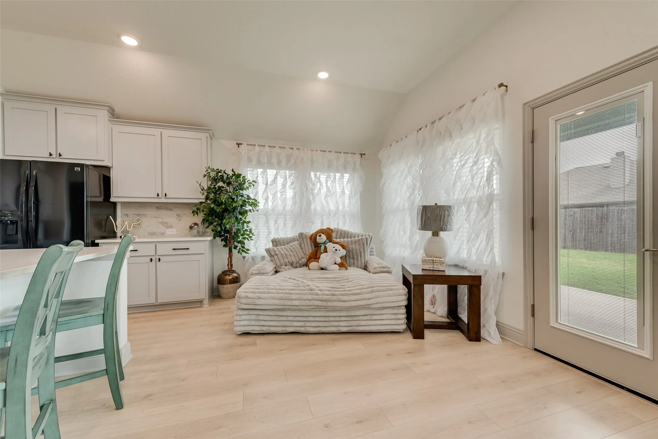 Breakfast area beside the kitchen with natural light and access to the covered back patio