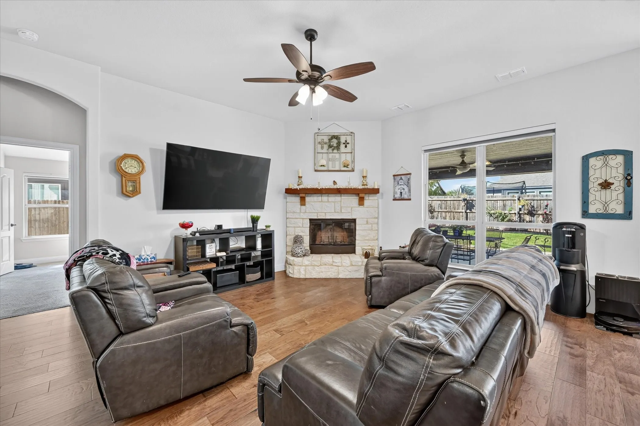 Single Family Residence For Sale in Ellis County , 457 Wolf Creek Drive, Waxahachie, Texas 75165, 5 Bedroom, 3 Bathroom, 2 Garage spaces, 3,280 Sqft, built in 2021, mls#21406214, Real Estate Agent in Waxahachie, Homes For Sale in Ellis county, Homes For Sale in Waxahachie, Realtor in Waxahachie Texas, Real Estate Brokerage Independent Realty Texas, Luminita Cordes Realtor