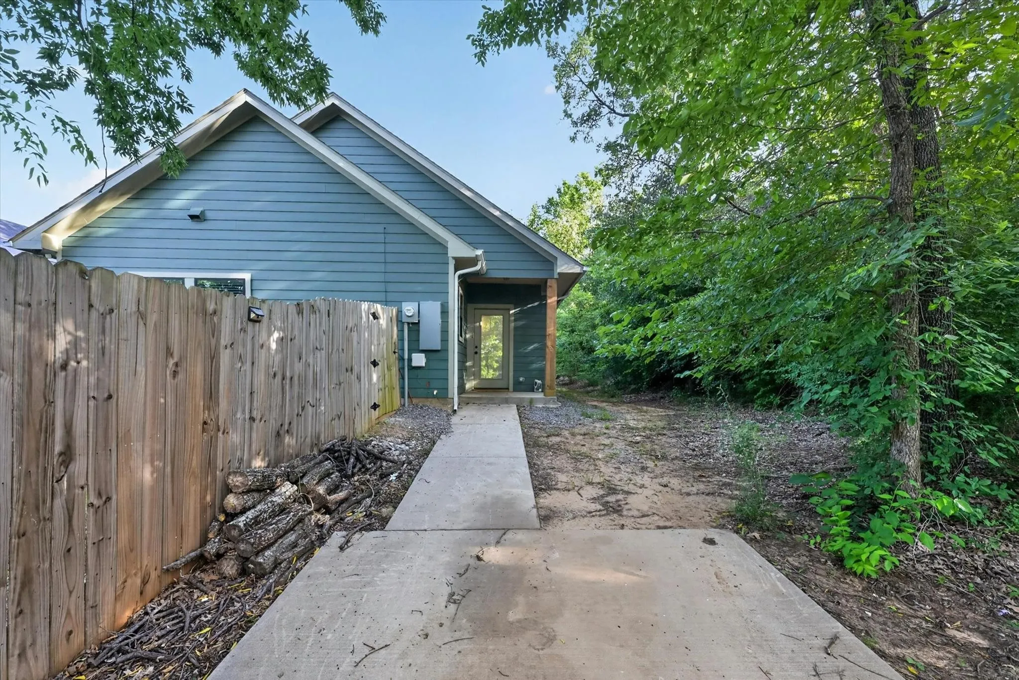 Single Family Residence For Rent in Grayson County , 707 E Woodard Street, Denison, Texas 75021, 3 Bedroom, 2 Bathroom, Garage spaces, 1,120 Sqft, built in 2021, mls#21406297, Real Estate Agent in Denison, Homes For Rent in Grayson county, Homes For Rent in Denison, Realtor in Denison Texas, Real Estate Brokerage Independent Realty Texas, Luminita Cordes Realtor