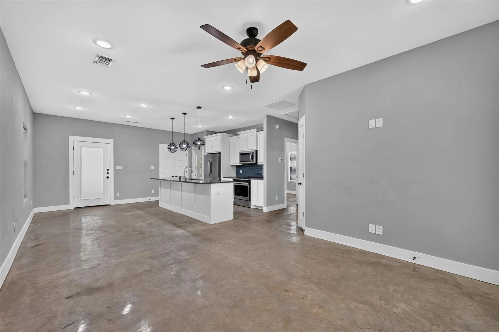Single Family Residence For Rent in Grayson County , 707 E Woodard Street, Denison, Texas 75021, 3 Bedroom, 2 Bathroom, Garage spaces, 1,120 Sqft, built in 2021, mls#21406297, Real Estate Agent in Denison, Homes For Rent in Grayson county, Homes For Rent in Denison, Realtor in Denison Texas, Real Estate Brokerage Independent Realty Texas, Luminita Cordes Realtor