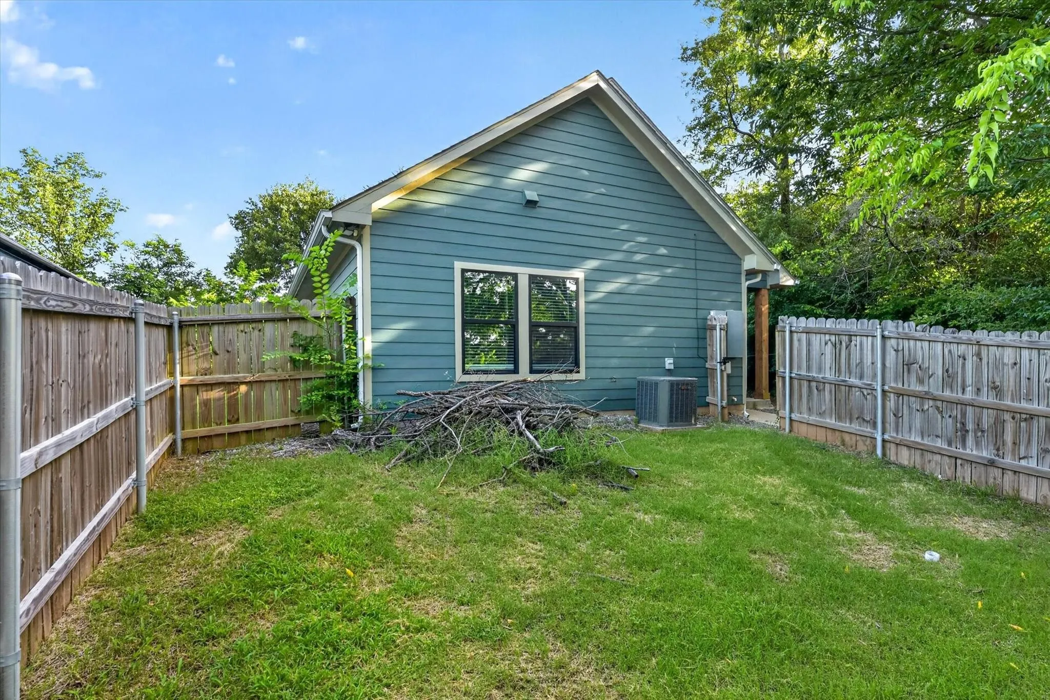 Single Family Residence For Rent in Grayson County , 707 E Woodard Street, Denison, Texas 75021, 3 Bedroom, 2 Bathroom, Garage spaces, 1,120 Sqft, built in 2021, mls#21406297, Real Estate Agent in Denison, Homes For Rent in Grayson county, Homes For Rent in Denison, Realtor in Denison Texas, Real Estate Brokerage Independent Realty Texas, Luminita Cordes Realtor