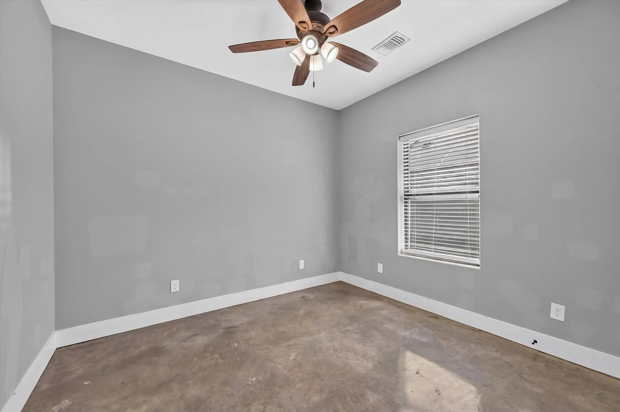 Single Family Residence For Rent in Grayson County , 707 E Woodard Street, Denison, Texas 75021, 3 Bedroom, 2 Bathroom, Garage spaces, 1,120 Sqft, built in 2021, mls#21406297, Real Estate Agent in Denison, Homes For Rent in Grayson county, Homes For Rent in Denison, Realtor in Denison Texas, Real Estate Brokerage Independent Realty Texas, Luminita Cordes Realtor