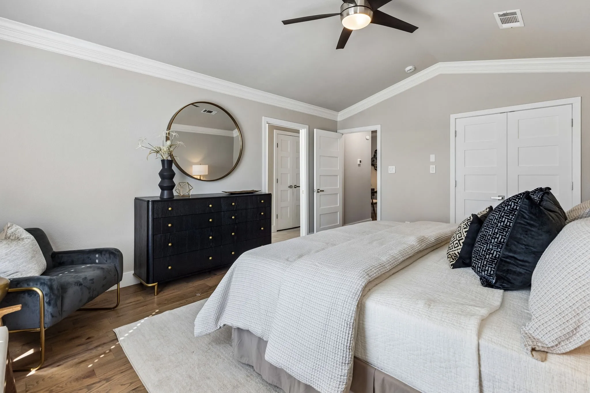 Vaulted ceiling, featuring a ceiling fan