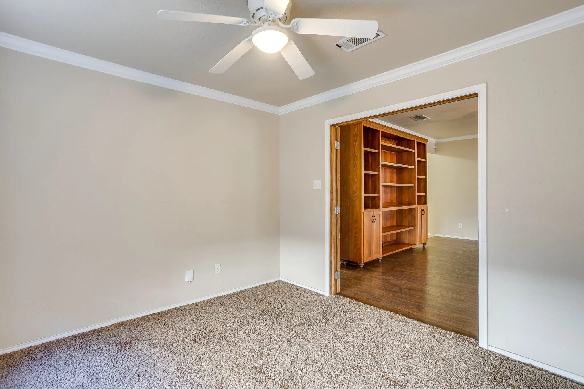 Recessed lighting, crown molding, ceiling fan, and carpeted flooring
