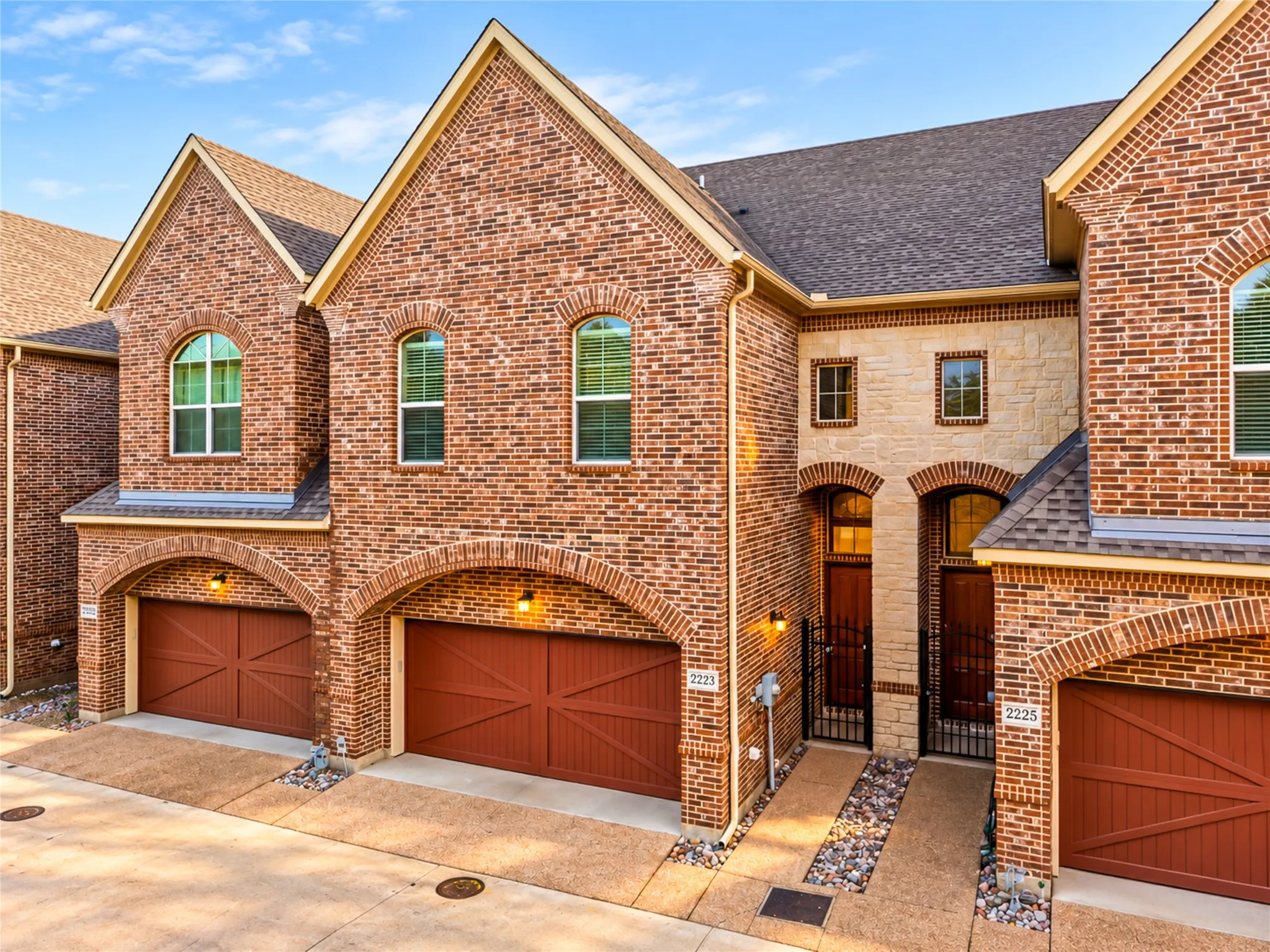Townhouse For Sale in Dallas County , 2223 Eriksson Lane, Dallas, Texas 75204, 3 Bedroom, 3 Bathroom, 2 Garage spaces, 1,934 Sqft, built in 2014, mls#21402345, Real Estate Agent in Dallas, Homes For Sale in Dallas county, Homes For Sale in Dallas, Realtor in Dallas Texas, Real Estate Brokerage Independent Realty Texas, Luminita Cordes Realtor