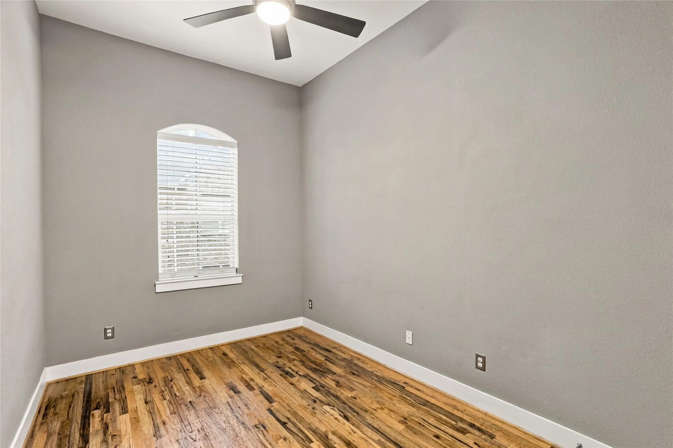 Townhouse For Sale in Dallas County , 2223 Eriksson Lane, Dallas, Texas 75204, 3 Bedroom, 3 Bathroom, 2 Garage spaces, 1,934 Sqft, built in 2014, mls#21402345, Real Estate Agent in Dallas, Homes For Sale in Dallas county, Homes For Sale in Dallas, Realtor in Dallas Texas, Real Estate Brokerage Independent Realty Texas, Luminita Cordes Realtor