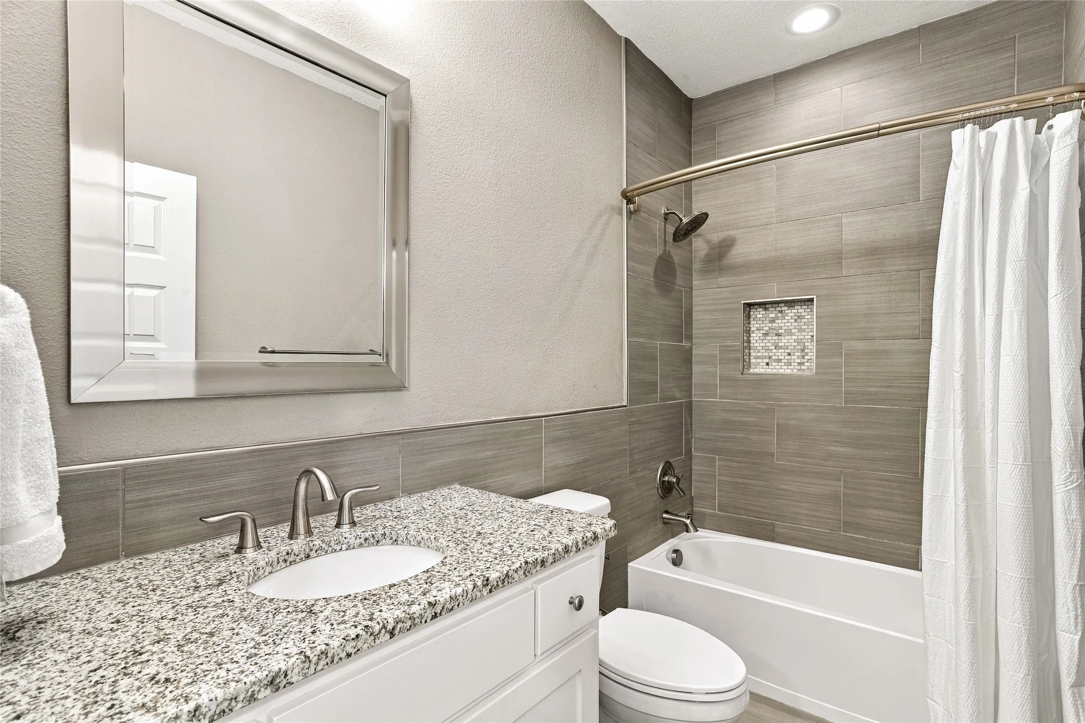 Townhouse For Sale in Dallas County , 2223 Eriksson Lane, Dallas, Texas 75204, 3 Bedroom, 3 Bathroom, 2 Garage spaces, 1,934 Sqft, built in 2014, mls#21402345, Real Estate Agent in Dallas, Homes For Sale in Dallas county, Homes For Sale in Dallas, Realtor in Dallas Texas, Real Estate Brokerage Independent Realty Texas, Luminita Cordes Realtor