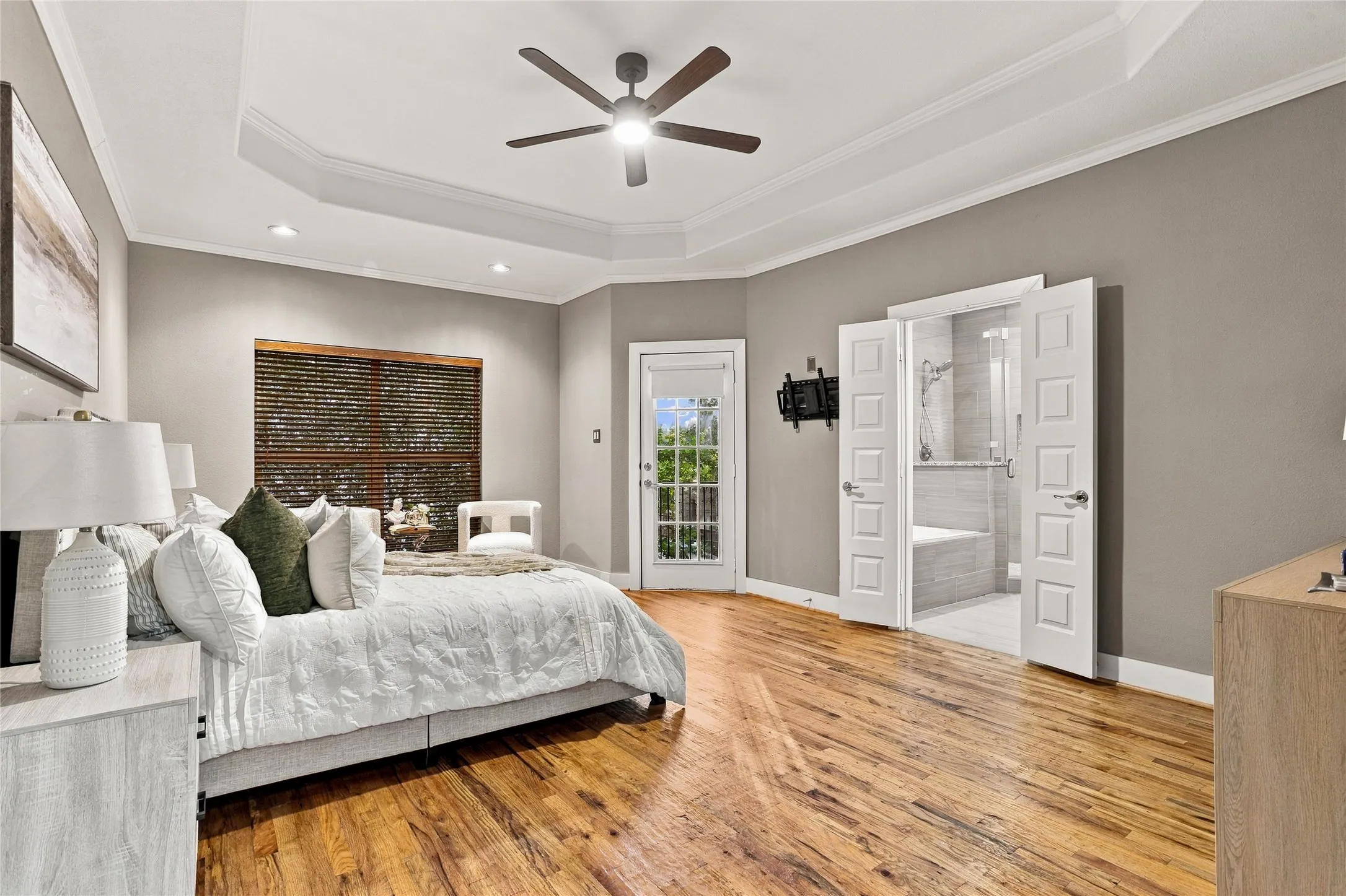 Townhouse For Sale in Dallas County , 2223 Eriksson Lane, Dallas, Texas 75204, 3 Bedroom, 3 Bathroom, 2 Garage spaces, 1,934 Sqft, built in 2014, mls#21402345, Real Estate Agent in Dallas, Homes For Sale in Dallas county, Homes For Sale in Dallas, Realtor in Dallas Texas, Real Estate Brokerage Independent Realty Texas, Luminita Cordes Realtor