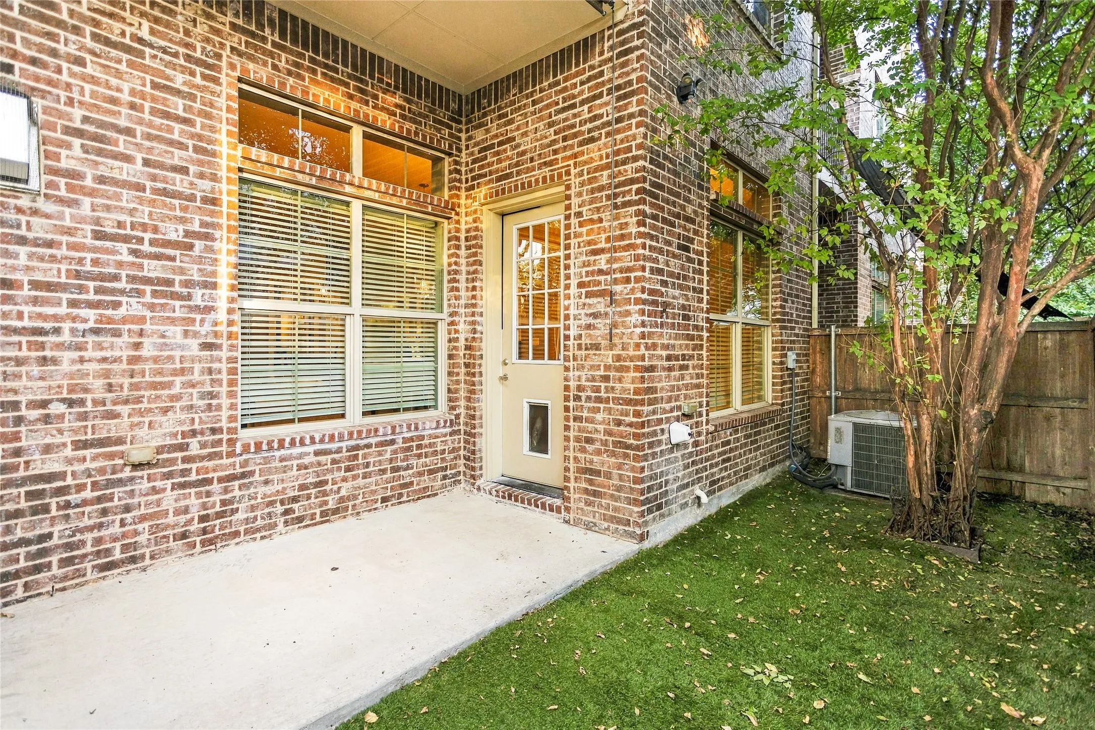 Townhouse For Sale in Dallas County , 2223 Eriksson Lane, Dallas, Texas 75204, 3 Bedroom, 3 Bathroom, 2 Garage spaces, 1,934 Sqft, built in 2014, mls#21402345, Real Estate Agent in Dallas, Homes For Sale in Dallas county, Homes For Sale in Dallas, Realtor in Dallas Texas, Real Estate Brokerage Independent Realty Texas, Luminita Cordes Realtor