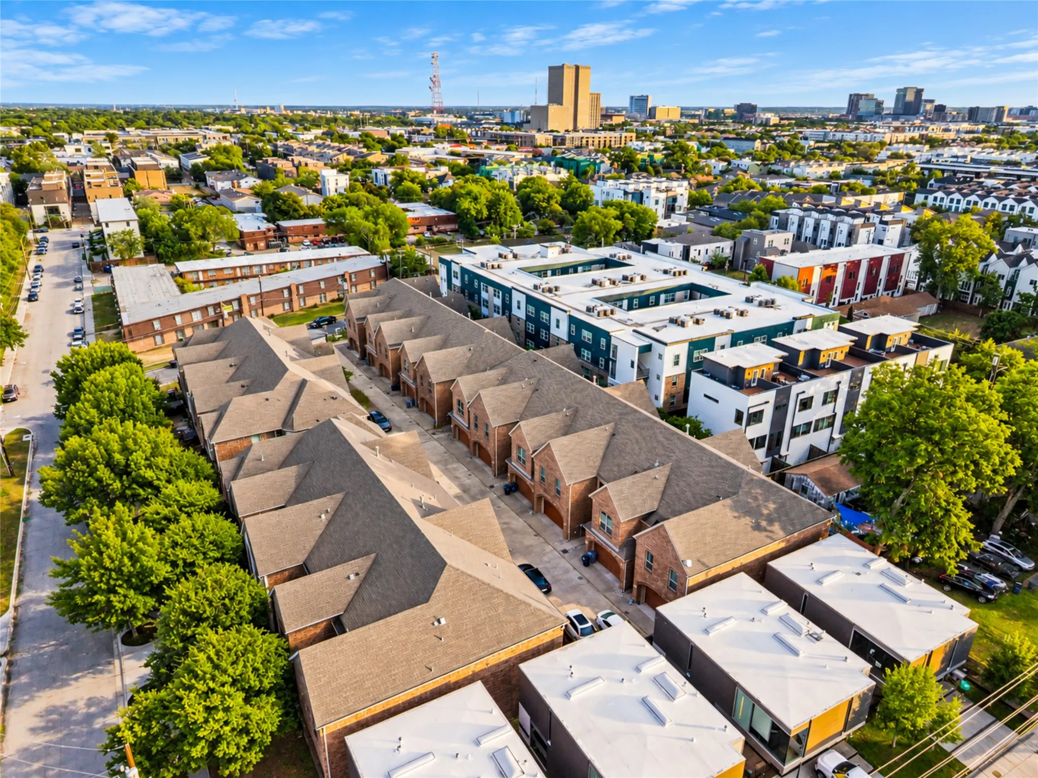 Townhouse For Sale in Dallas County , 2223 Eriksson Lane, Dallas, Texas 75204, 3 Bedroom, 3 Bathroom, 2 Garage spaces, 1,934 Sqft, built in 2014, mls#21402345, Real Estate Agent in Dallas, Homes For Sale in Dallas county, Homes For Sale in Dallas, Realtor in Dallas Texas, Real Estate Brokerage Independent Realty Texas, Luminita Cordes Realtor