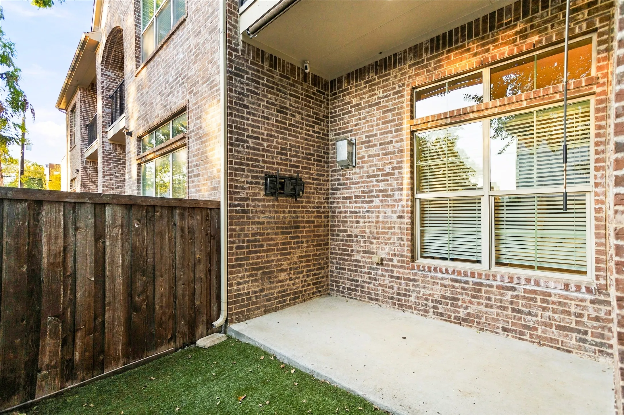 Townhouse For Sale in Dallas County , 2223 Eriksson Lane, Dallas, Texas 75204, 3 Bedroom, 3 Bathroom, 2 Garage spaces, 1,934 Sqft, built in 2014, mls#21402345, Real Estate Agent in Dallas, Homes For Sale in Dallas county, Homes For Sale in Dallas, Realtor in Dallas Texas, Real Estate Brokerage Independent Realty Texas, Luminita Cordes Realtor