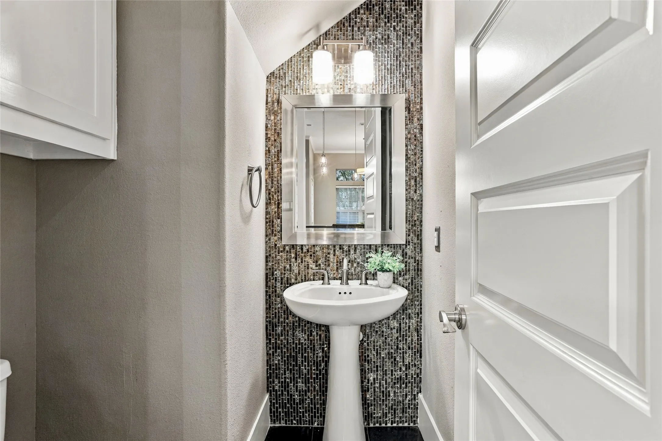 Townhouse For Sale in Dallas County , 2223 Eriksson Lane, Dallas, Texas 75204, 3 Bedroom, 3 Bathroom, 2 Garage spaces, 1,934 Sqft, built in 2014, mls#21402345, Real Estate Agent in Dallas, Homes For Sale in Dallas county, Homes For Sale in Dallas, Realtor in Dallas Texas, Real Estate Brokerage Independent Realty Texas, Luminita Cordes Realtor