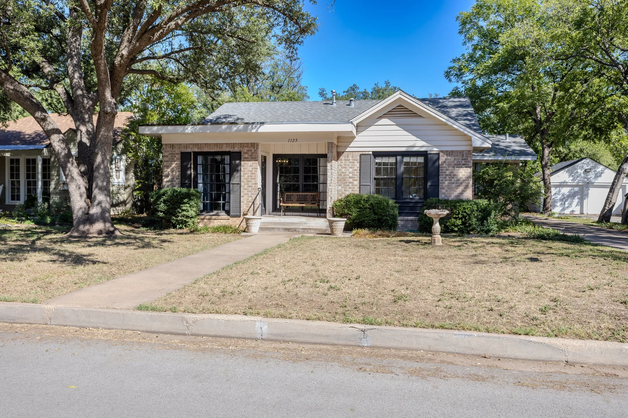 Single Family Residence For Sale in Taylor County , 1125 Hollis Drive, Abilene, Texas 79605, 2 Bedroom, 2 Bathroom, 2 Garage spaces, 1,793 Sqft, built in 1937, mls#21406303, Real Estate Agent in Abilene, Homes For Sale in Taylor county, Homes For Sale in Abilene, Realtor in Abilene Texas, Real Estate Brokerage Independent Realty Texas, Luminita Cordes Realtor