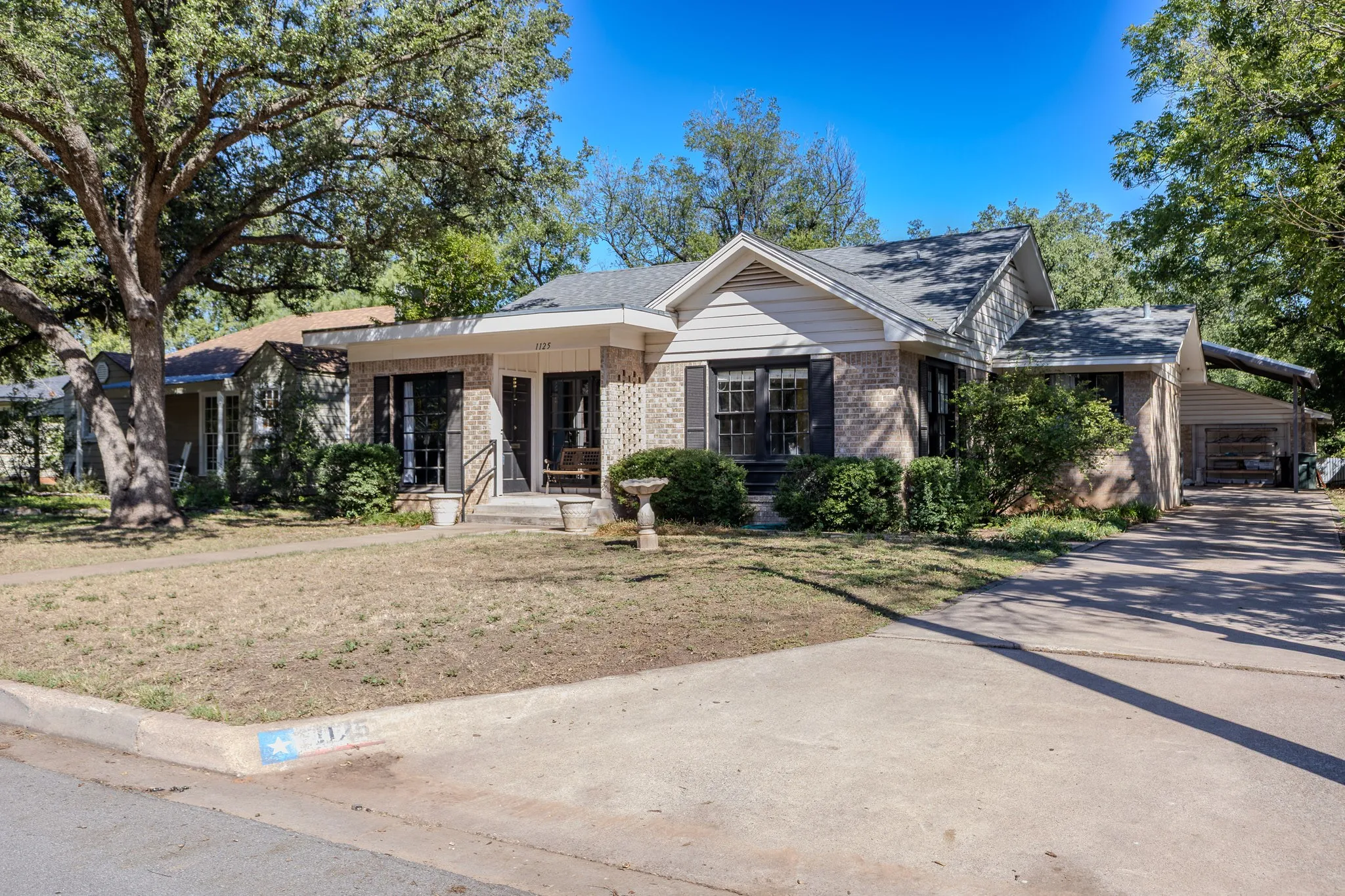 Single Family Residence For Sale in Taylor County , 1125 Hollis Drive, Abilene, Texas 79605, 2 Bedroom, 2 Bathroom, 2 Garage spaces, 1,793 Sqft, built in 1937, mls#21406303, Real Estate Agent in Abilene, Homes For Sale in Taylor county, Homes For Sale in Abilene, Realtor in Abilene Texas, Real Estate Brokerage Independent Realty Texas, Luminita Cordes Realtor